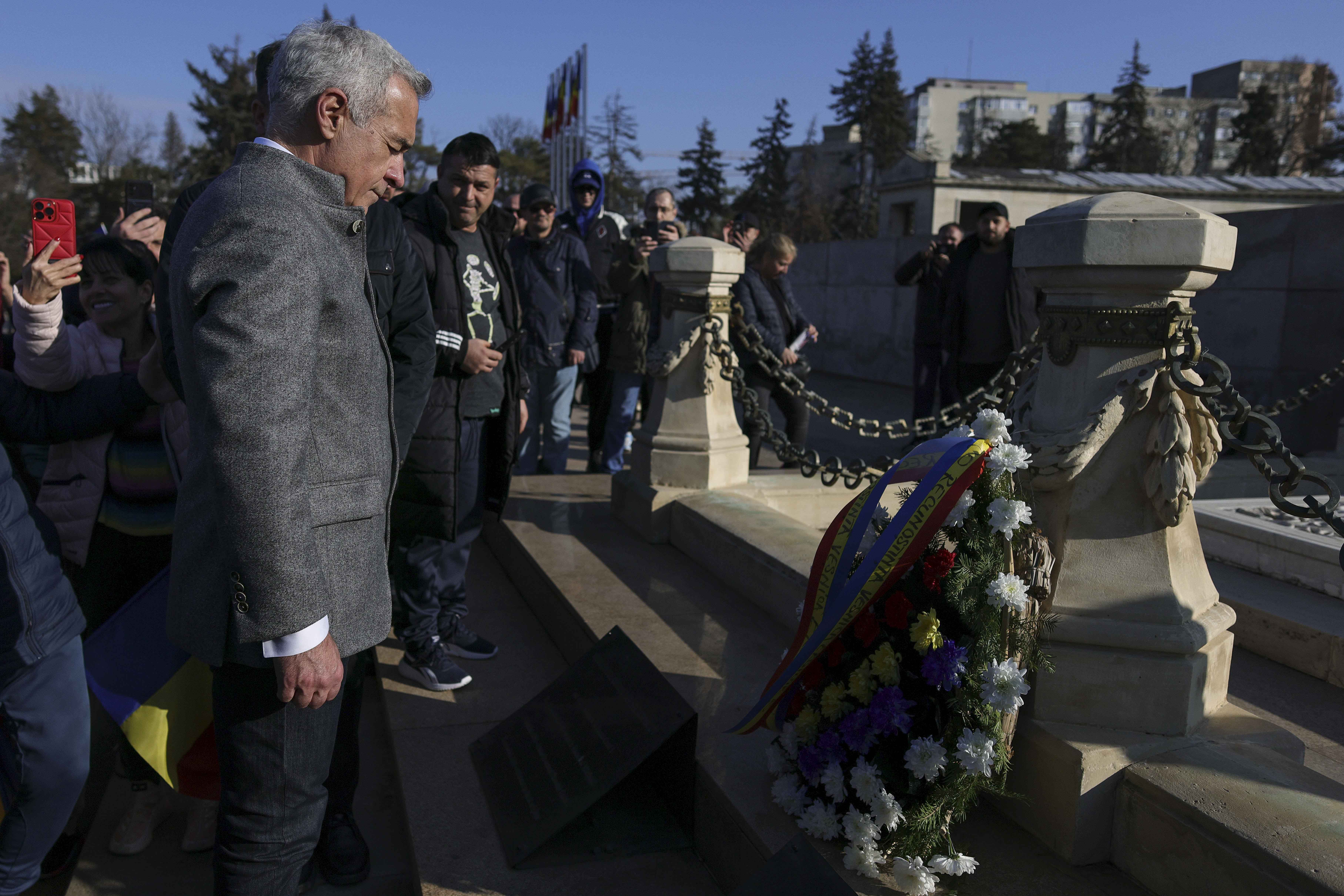 Călin Georgescu a fost înconjurat de mii de oameni la „Marea Horă a Unirii Neamului”: „Suntem legați pentru totdeauna ca frați și surori”