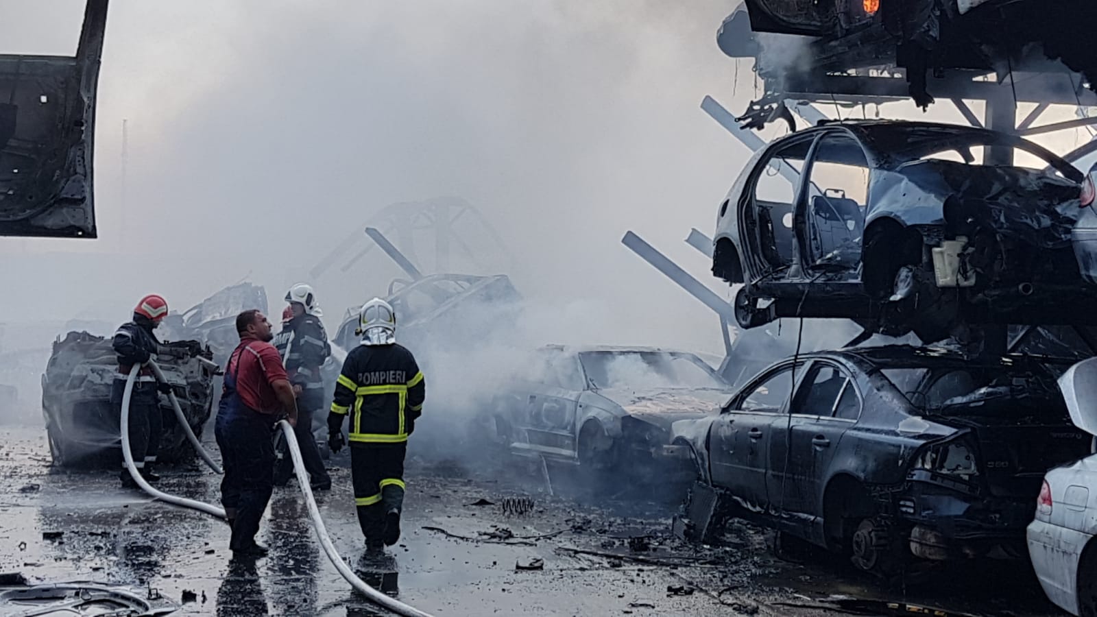 UPDATE/ Incendiu puternic într-un parc auto din Agigea. Focul ar fi pornit de la o rulotă/ VIDEO&FOTO
