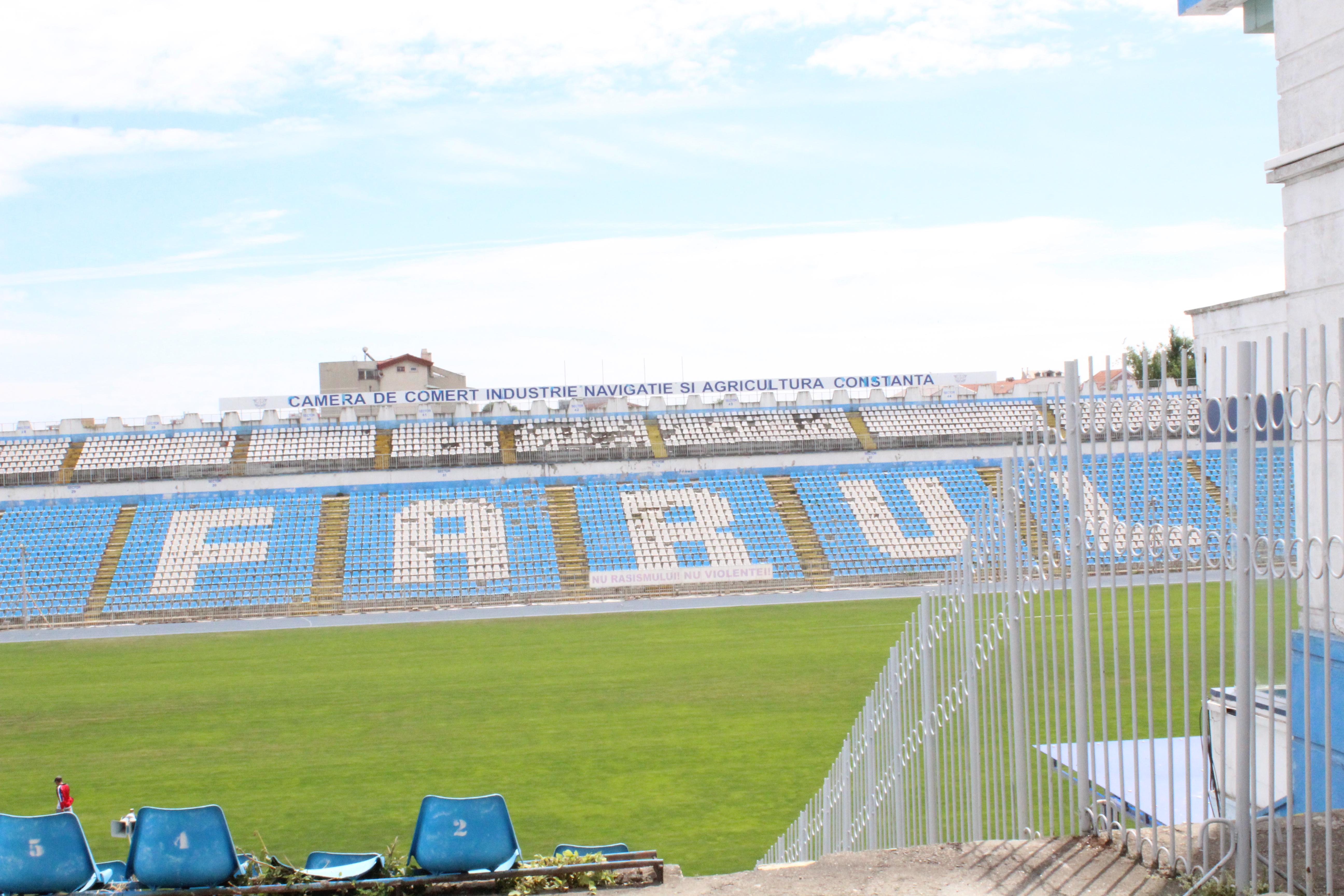 Supercupa de pe 8 iulie, pe un stadion ca după bombardament / FOTO
