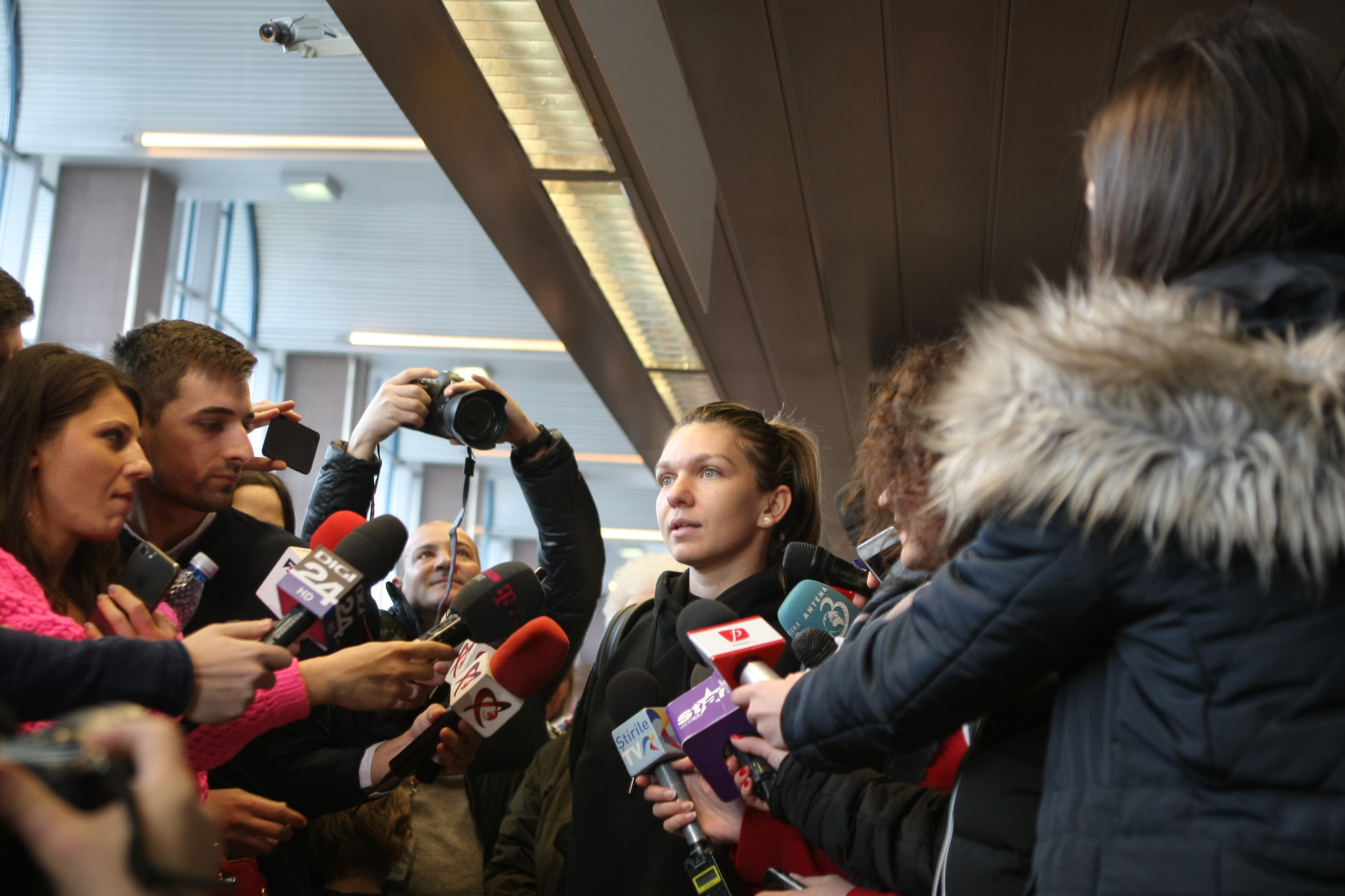 Simona Halep s-a întors acasă supărată și accidentată. A refuzat primirea la Salonul Oficial. Îmbulzeală la aeroport / GALERIE FOTO