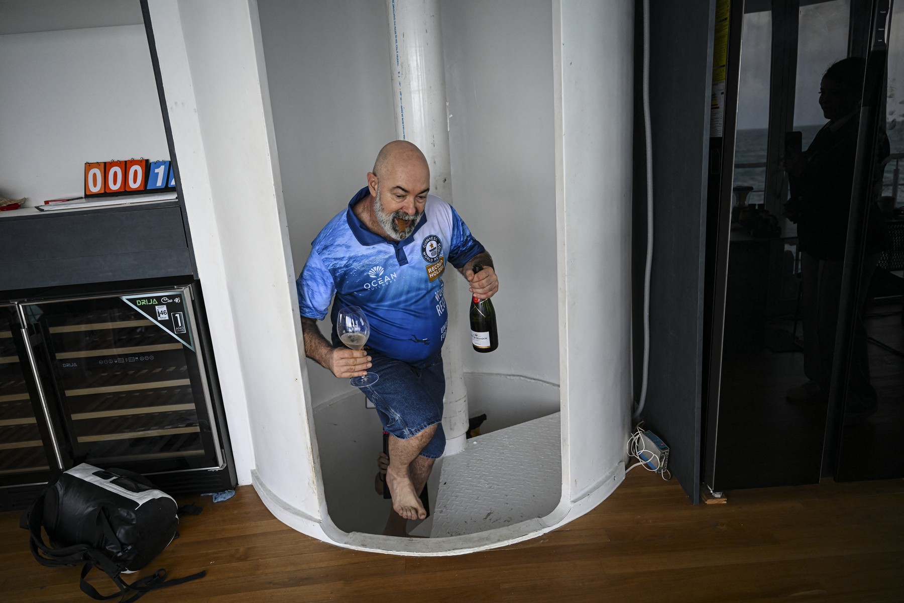 Bărbatul care a stat 120 de zile sub apă, depășind recordul mondial: „Este frumos când marea devine întunecată”