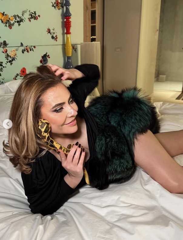 Imagini din casa Adinei Buzatu, care muncește de la 14 ani. Are un dormitor decorat extravagant, cu tapet, și un dressing spectaculos