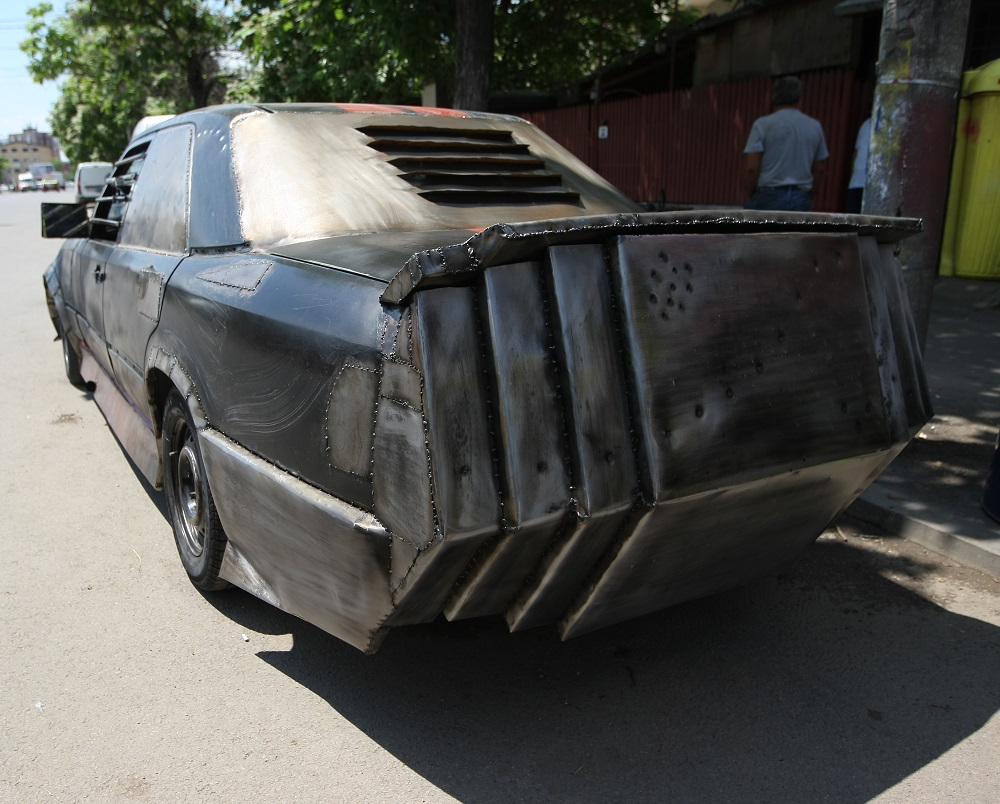 GALERIE FOTO| Au transformat o mașină abandonată într-un blindat ca-n filme