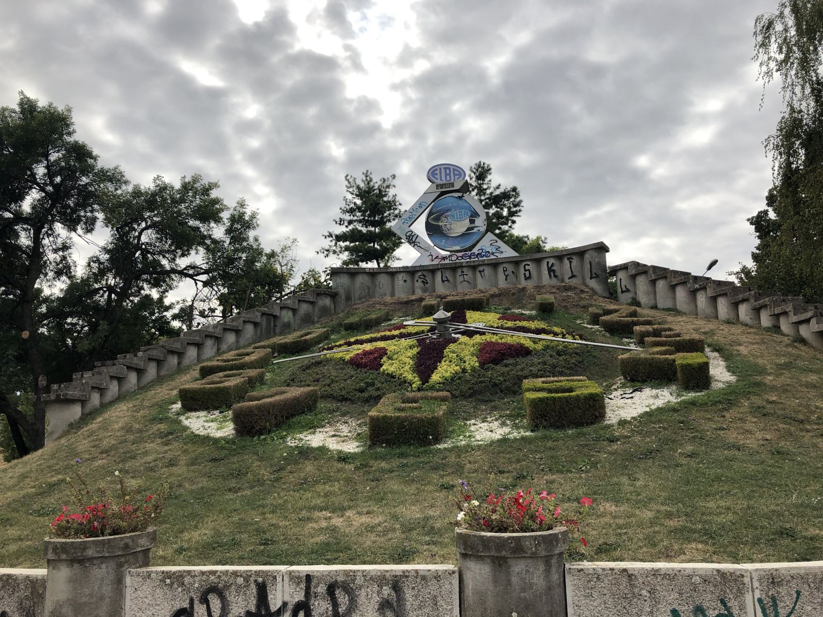 GALERIE FOTO/ Ceasul Floral din Timișoara, unic în țară, nu mai dă ora exactă de mulți ani. Când va fi reparat