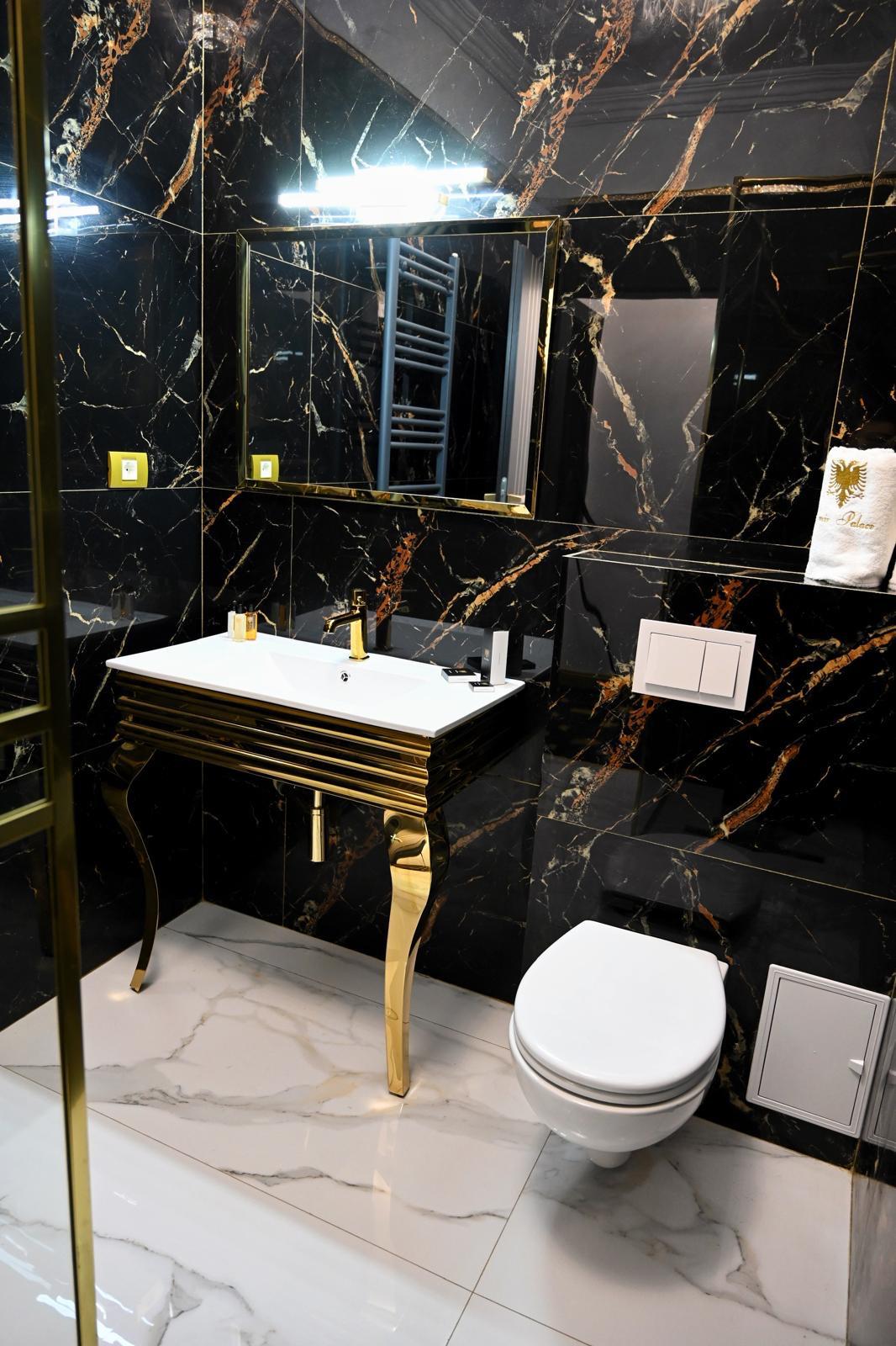 Imagini cu vila lui Florin Salam transformată în hotel. Doar liftul a costat câteva zeci de mii de euro