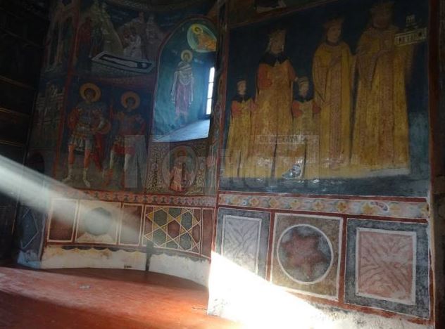 Lumina din biserica Pătrăuți, proiecție spectaculoasă de Crăciun. Minunea se întâmplă numai la marile sărbători