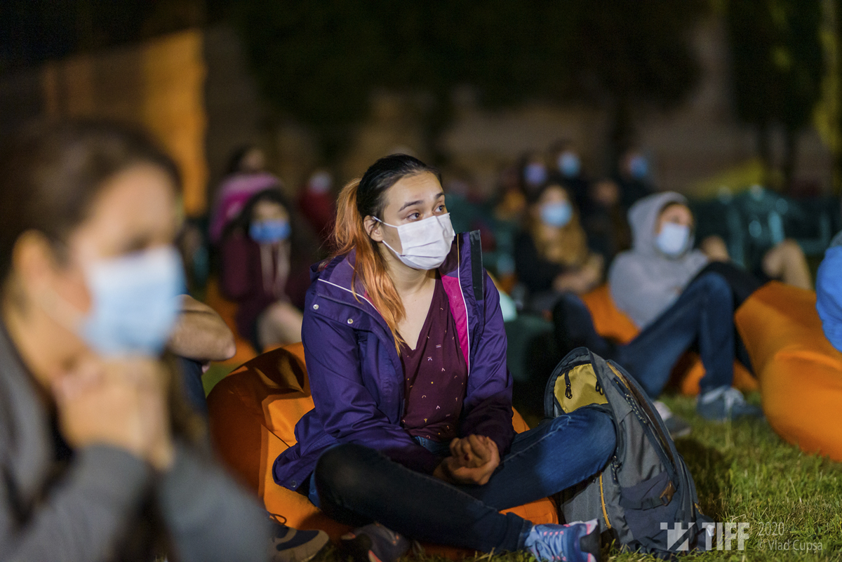 Replici la TIFF, între medicul Camelia Roiu și spectatori. ”Nu s-a schimbat nimic, dacă aș putea, mâine aș pleca!”. ”Și dacă plecați, pe noi cine ne mai salvează?”﻿