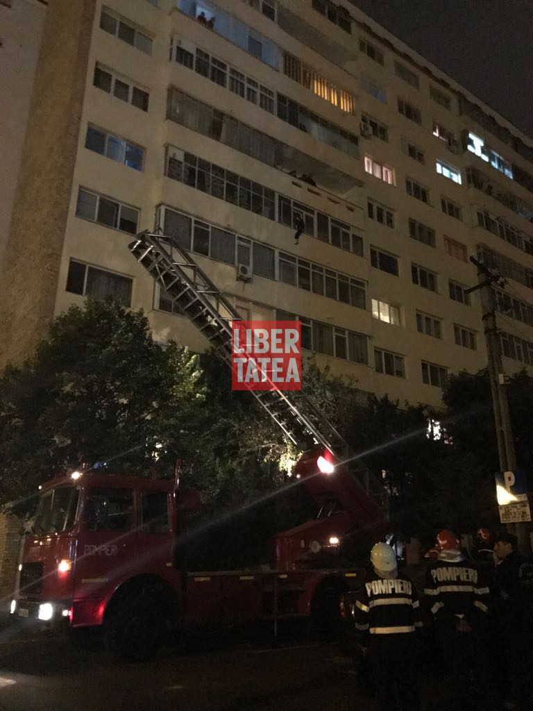 UPDATE: GALERIE FOTO/ Operațiune dramatică de salvare a femeii care amenința că se aruncă de la etajul al cincilea al unui bloc din Buzău