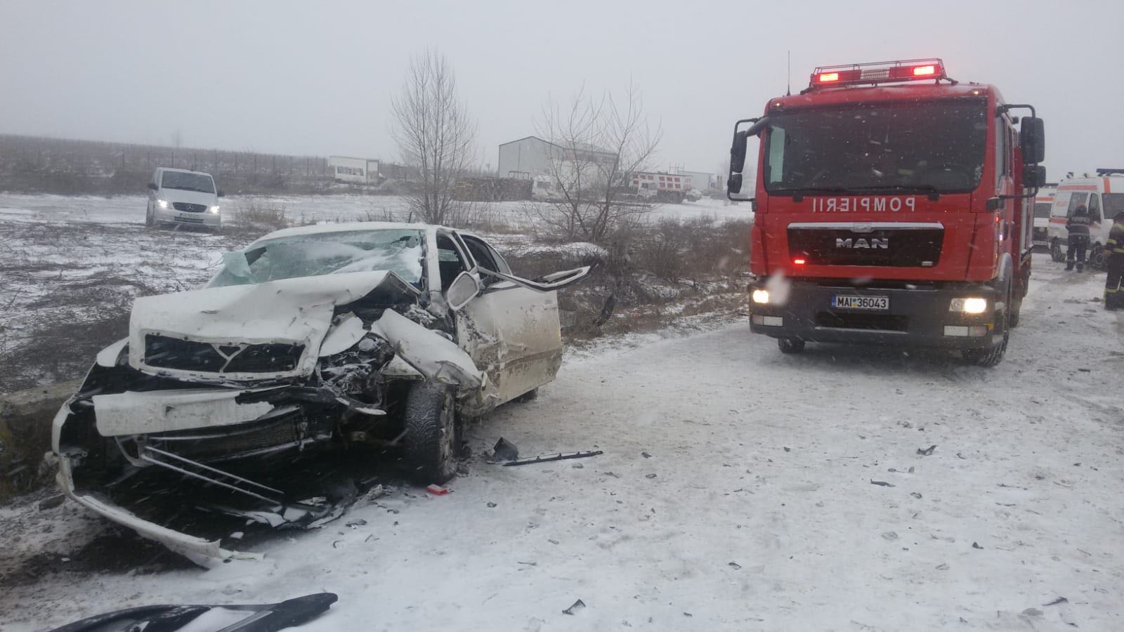 Accidente rutiere pe bandă rulantă, din cauza "ploii înghețate", în județele Buzău și Bistrița-Năsăud