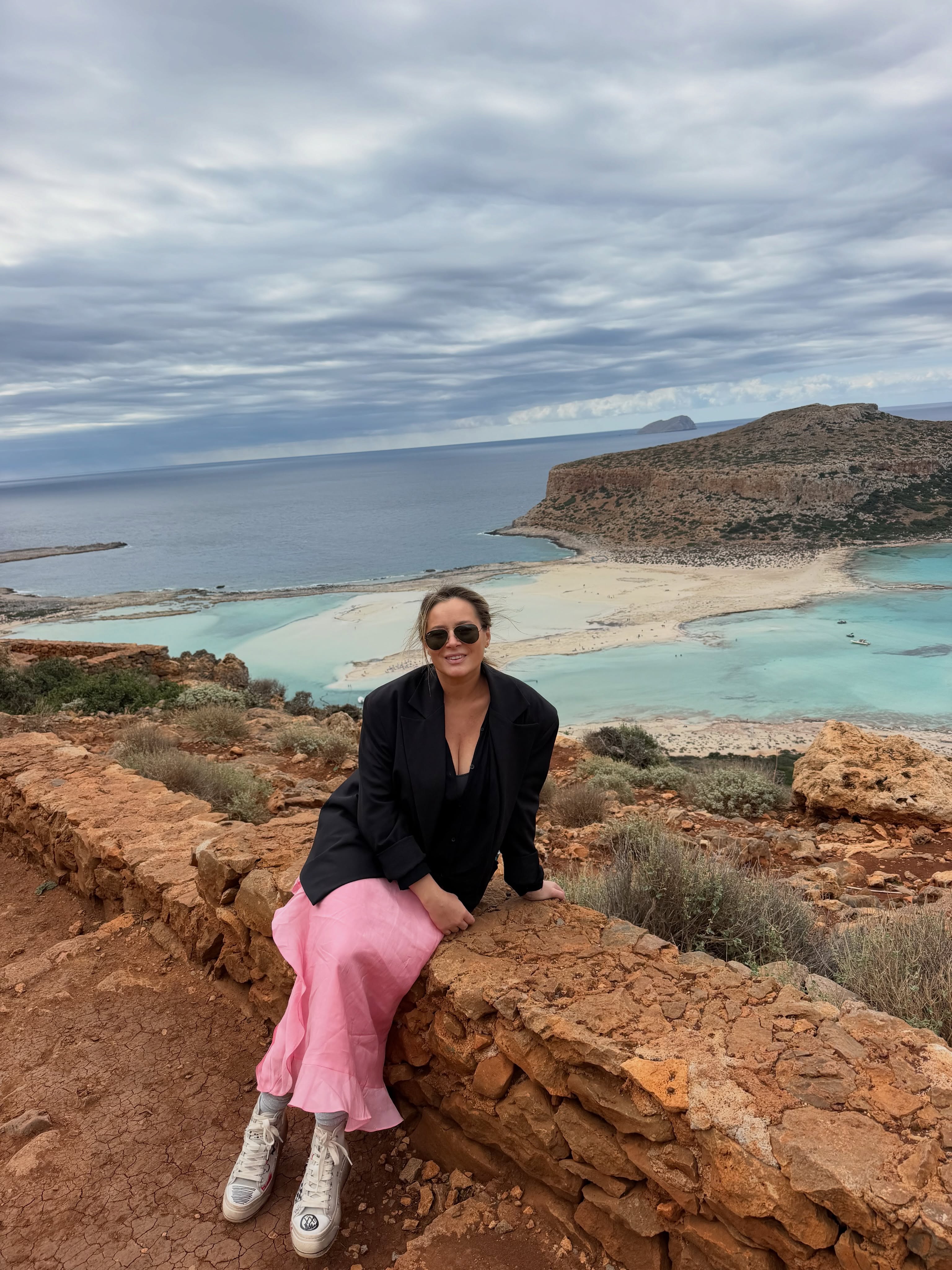 Locul spectaculos din Creta unde au ajuns Laura Cosoi și soțul ei pe poteci abrupte