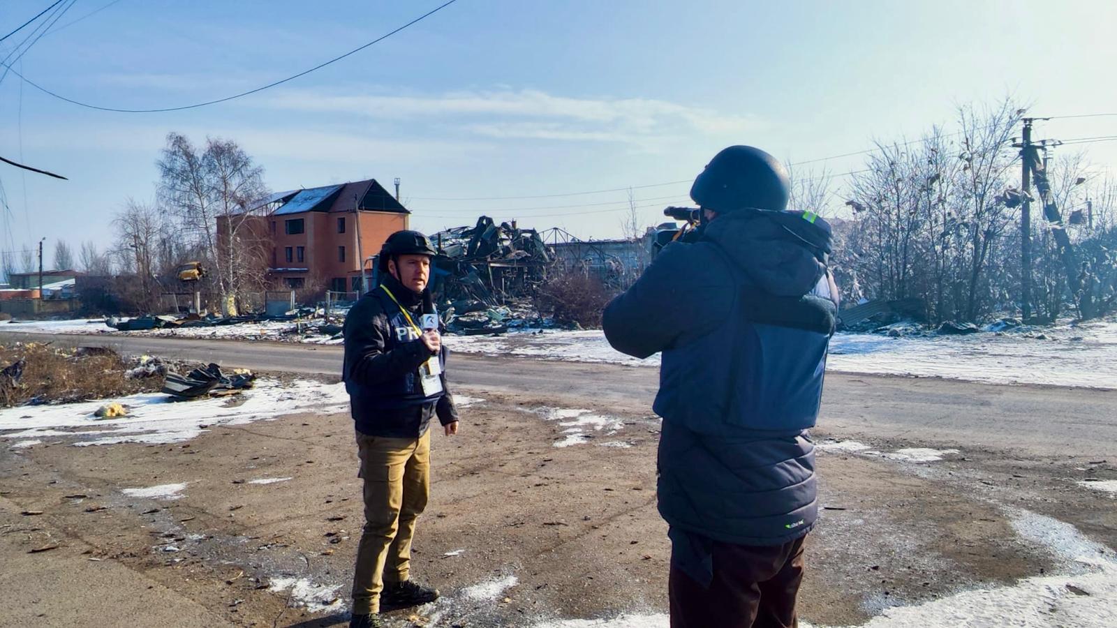 Cum se trăiește pe frontul din Ucraina. Relatările lui Alex Costache, jurnalistul TVR care a mers de 13 ori în mijlocul războiului: „Se auzeau obuzele cum vâjâiau în aer. Cădeau la 500 de metri de locul unde ne aflam”
