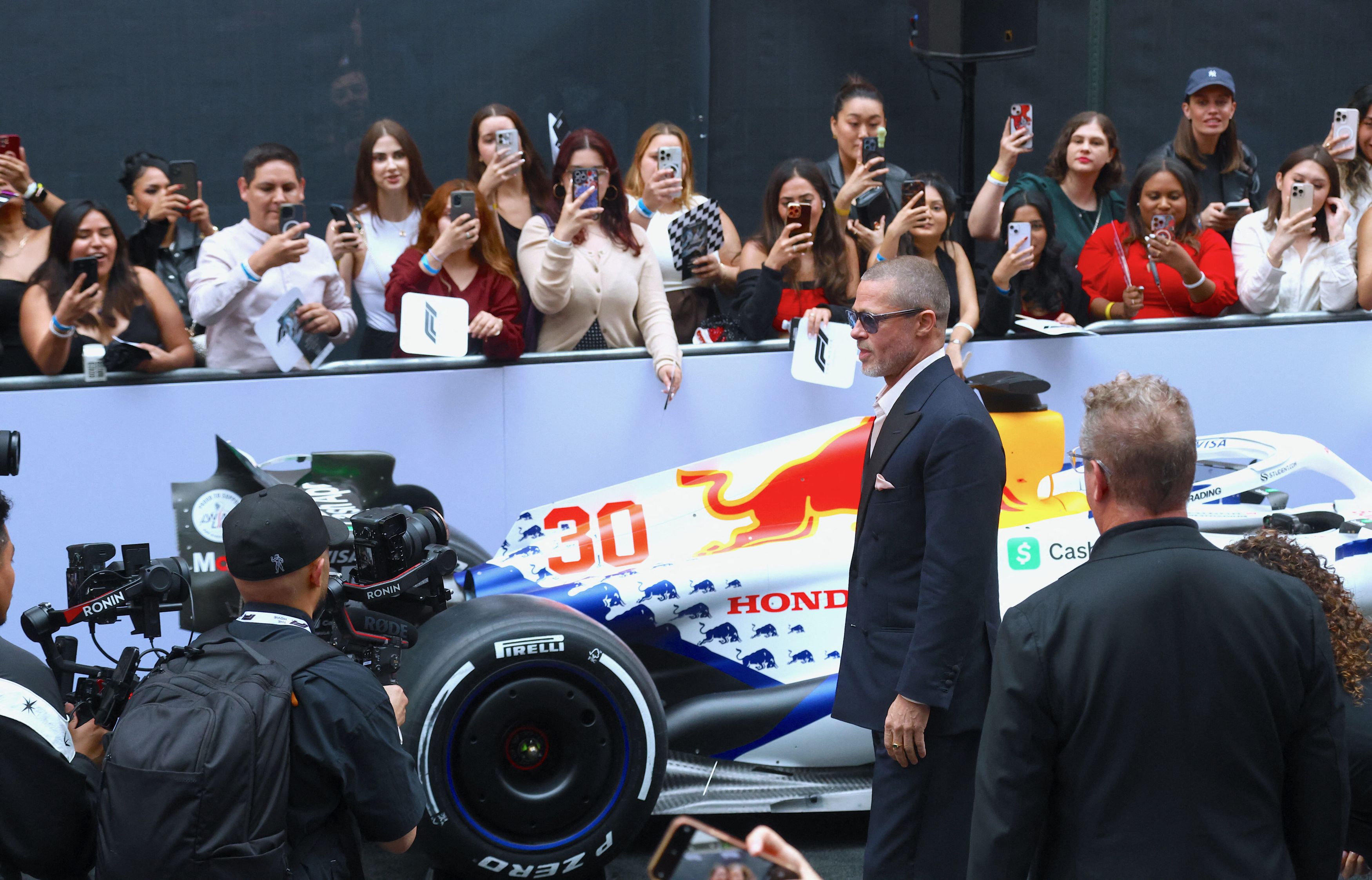 Filmul la care Brad Pitt a lucrat cu Lewis Hamilton ajunge în România. De când poate fi văzut la cinema „F1: The Movie”