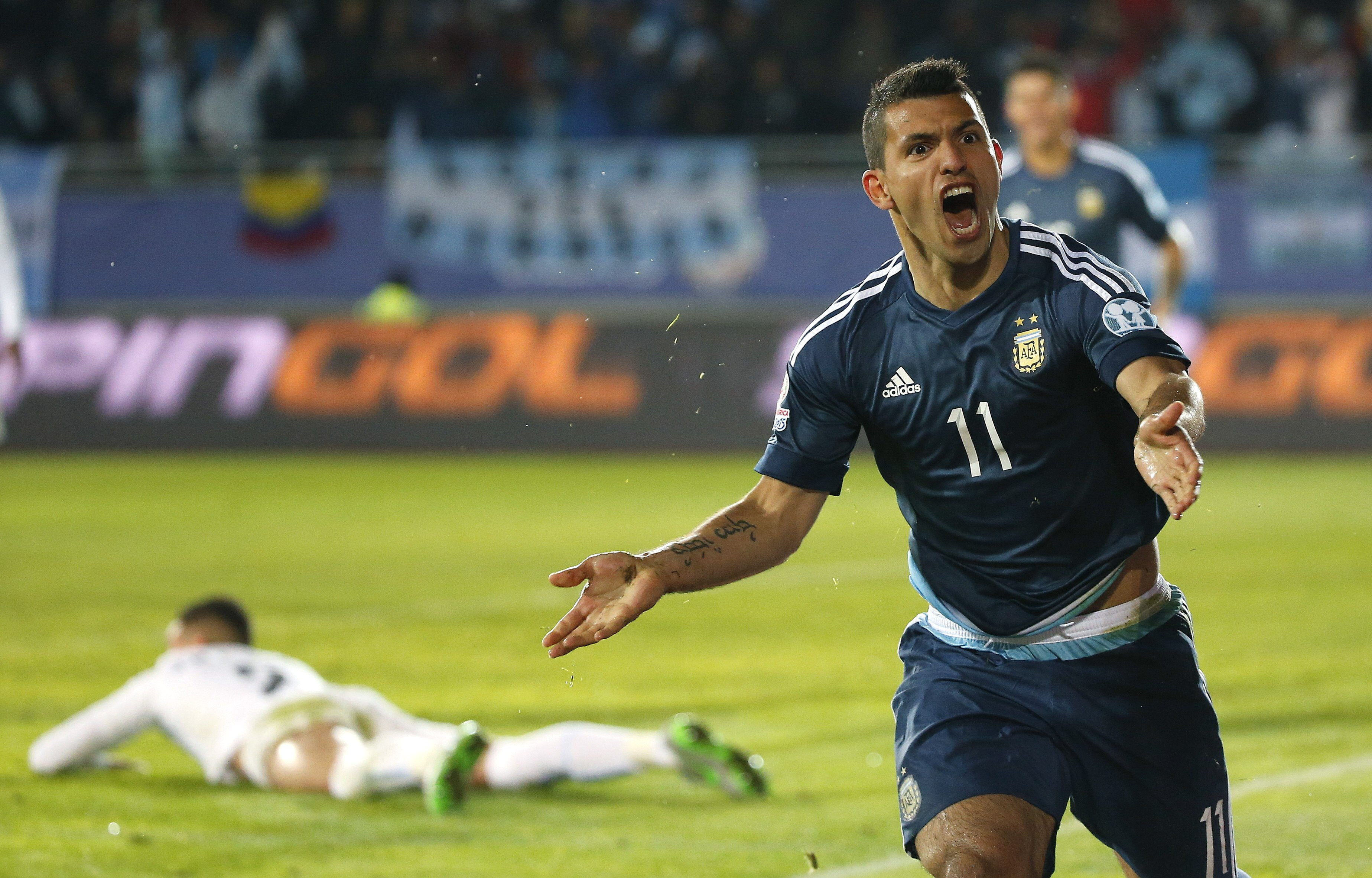 El e cel mai tare fan de la Copa America! Și-a acoperit trupul cu sute de steaguri / GALERIE FOTO&VIDEO