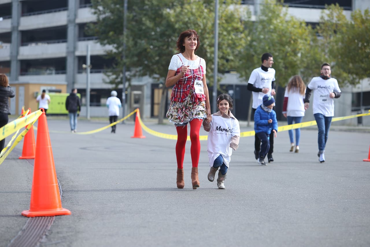 Maraton pe tocuri, în București! La "Maratoc", un eveniment caritabil organizat de actrița Monica Davidescu, au putut participa și bărbați
