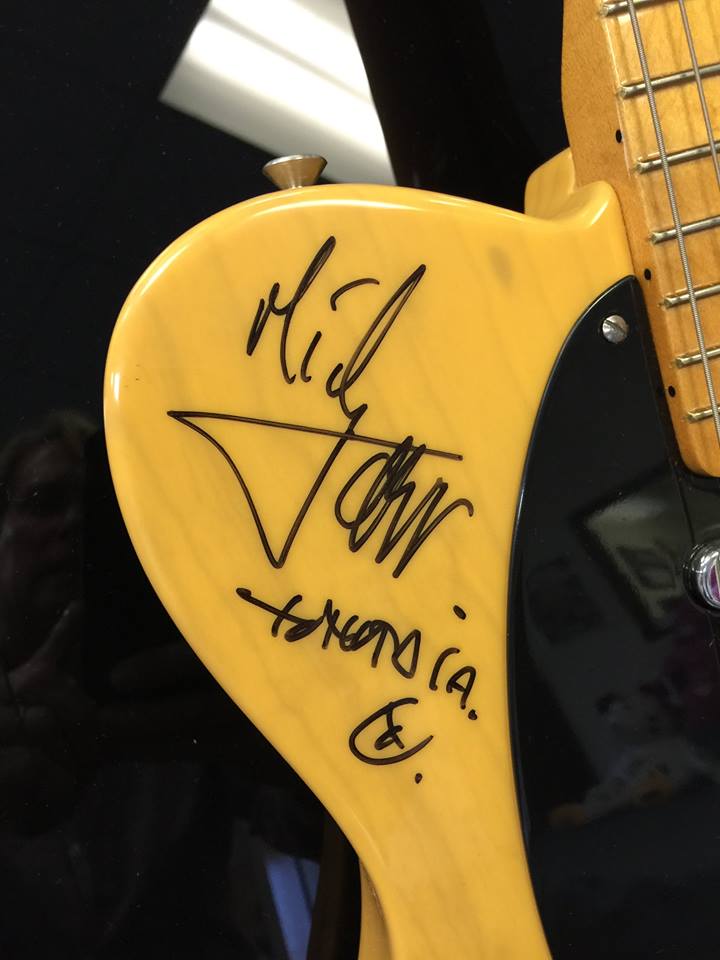 Legendara gimnastă Nadia Comăneci a primit cadou, de ziua ei, ^o chitară cu autografele celebrei trupe rock Rolling Stones / GALERIE FOTO