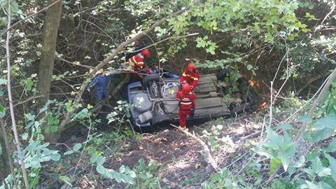 Doi copii și mama lor s-au prăbușit cu mașina într-o răpă la Deva. Un bebeluș, printre victimele salvate de pompieri