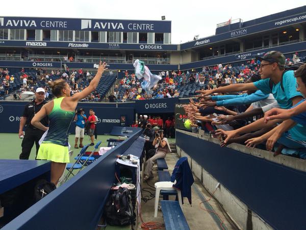 Comentatorii străini sunt șocați de numărul mare de români care o încurajează pe Simona Halep în Canada: ^”Este cea mai iubită jucătoare de tenis a lumii”! GALERIE FOTO