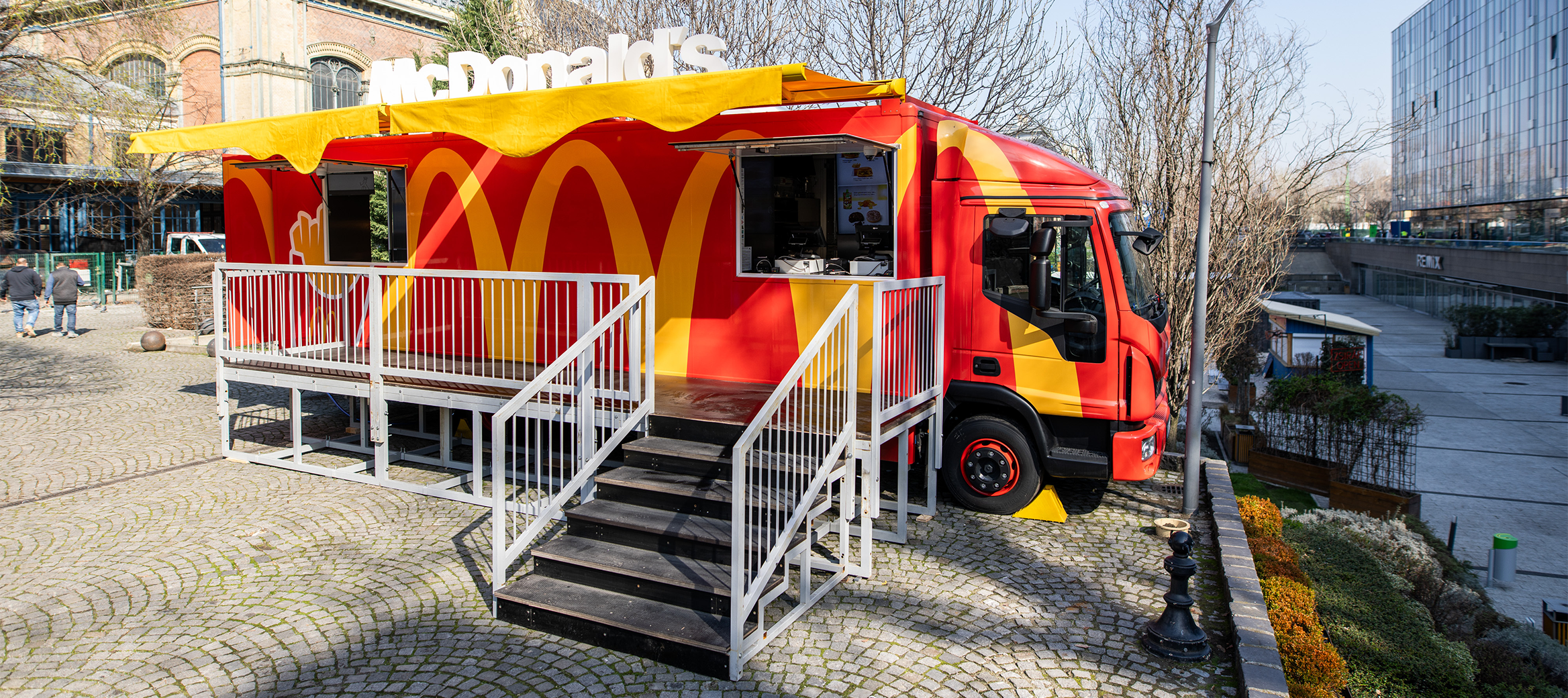 Örömhír: a felújítások alatt kamionból szolgálja ki vendégeit a Nyugati téri McDonald’s – fotó