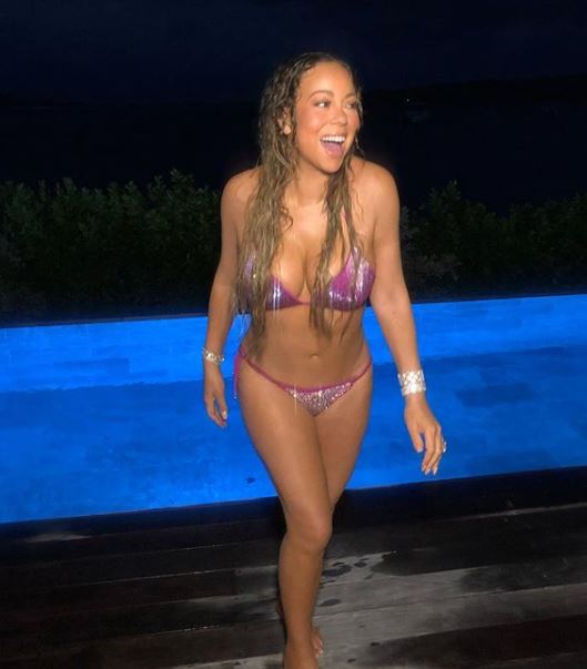 Mariah Carey, în costum de baie. Cum arată într-un bikini minuscul, la 49 de ani / FOTO