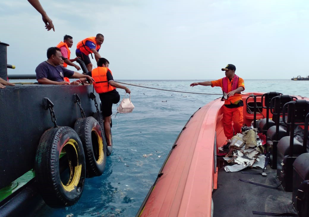 UPDATE | Accident aviatic în Indonezia. Echipele de salvare au recuperat 6 cadavre. Înainte ca avionul Lion Air să se prăbușească în mare, pilotul a raportat defecțiuni tehnice (FOTO și VIDEO)
