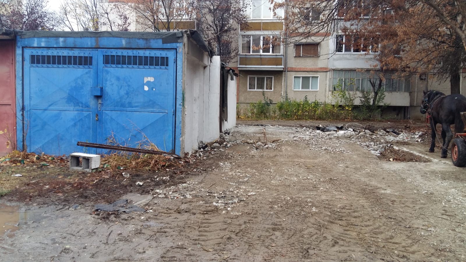 Focare de infecție între blocurile unui mare oraș din România! Oamenii au transformat garajele în depozite de murături, grătare și vechituri; primăria le demolează