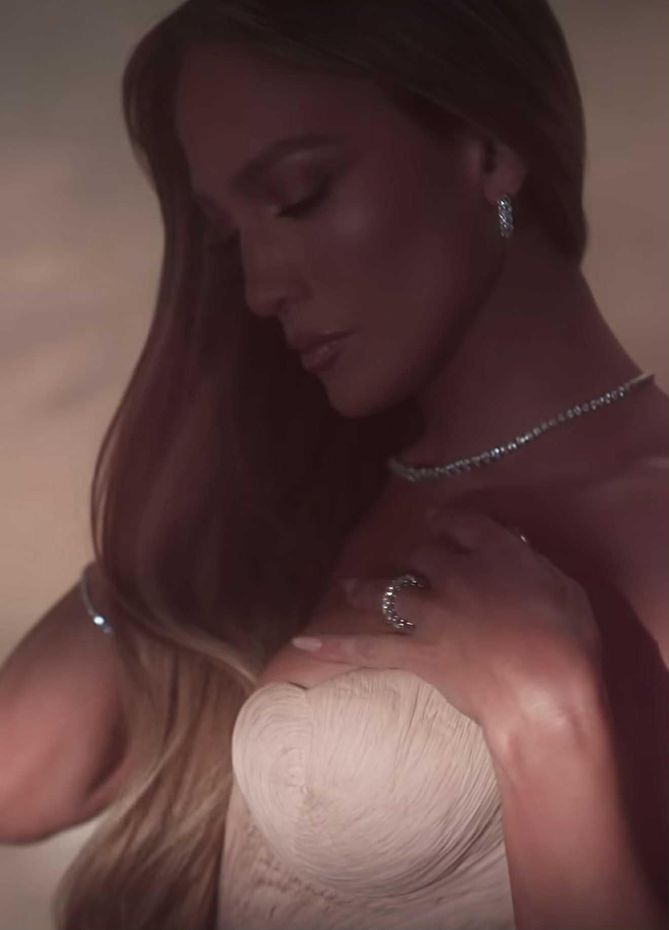 Cât costă rochia purtată de Jennifer Lopez. E creată de designerul român Maria Lucia Hohan