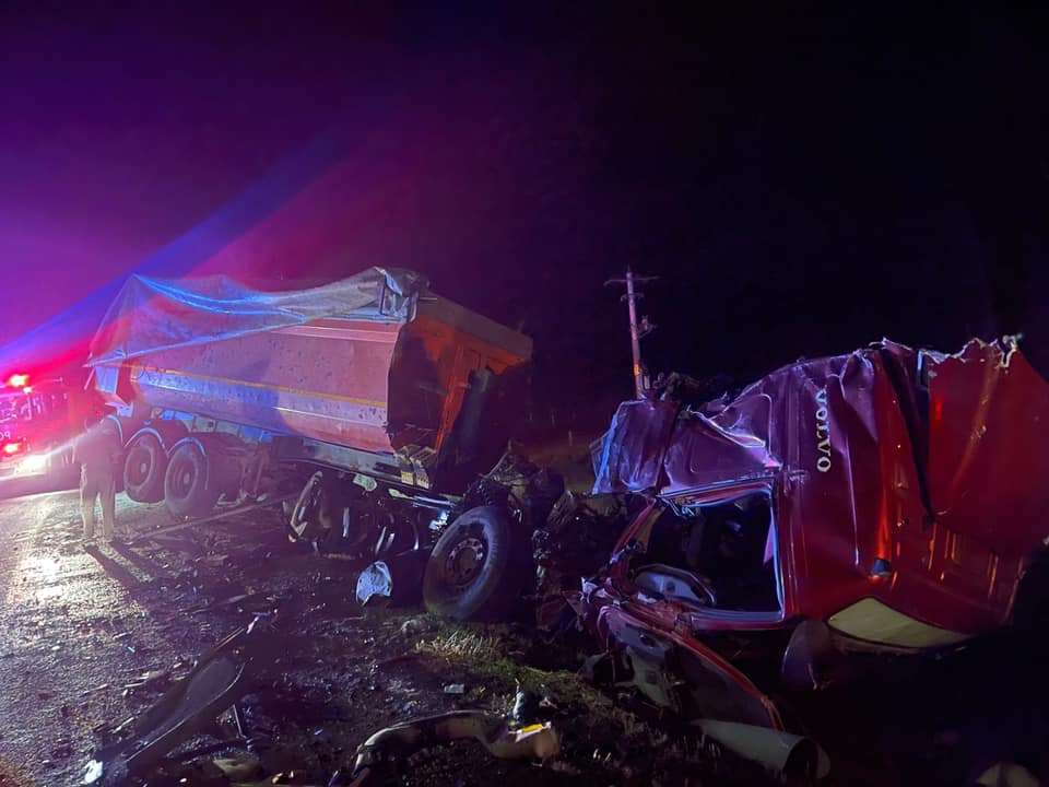 Filmul accidentului cu patru morți de la Cornea. Fiul de 14 ani al șoferului vinovat a fost scos după 2 ore de sub camion