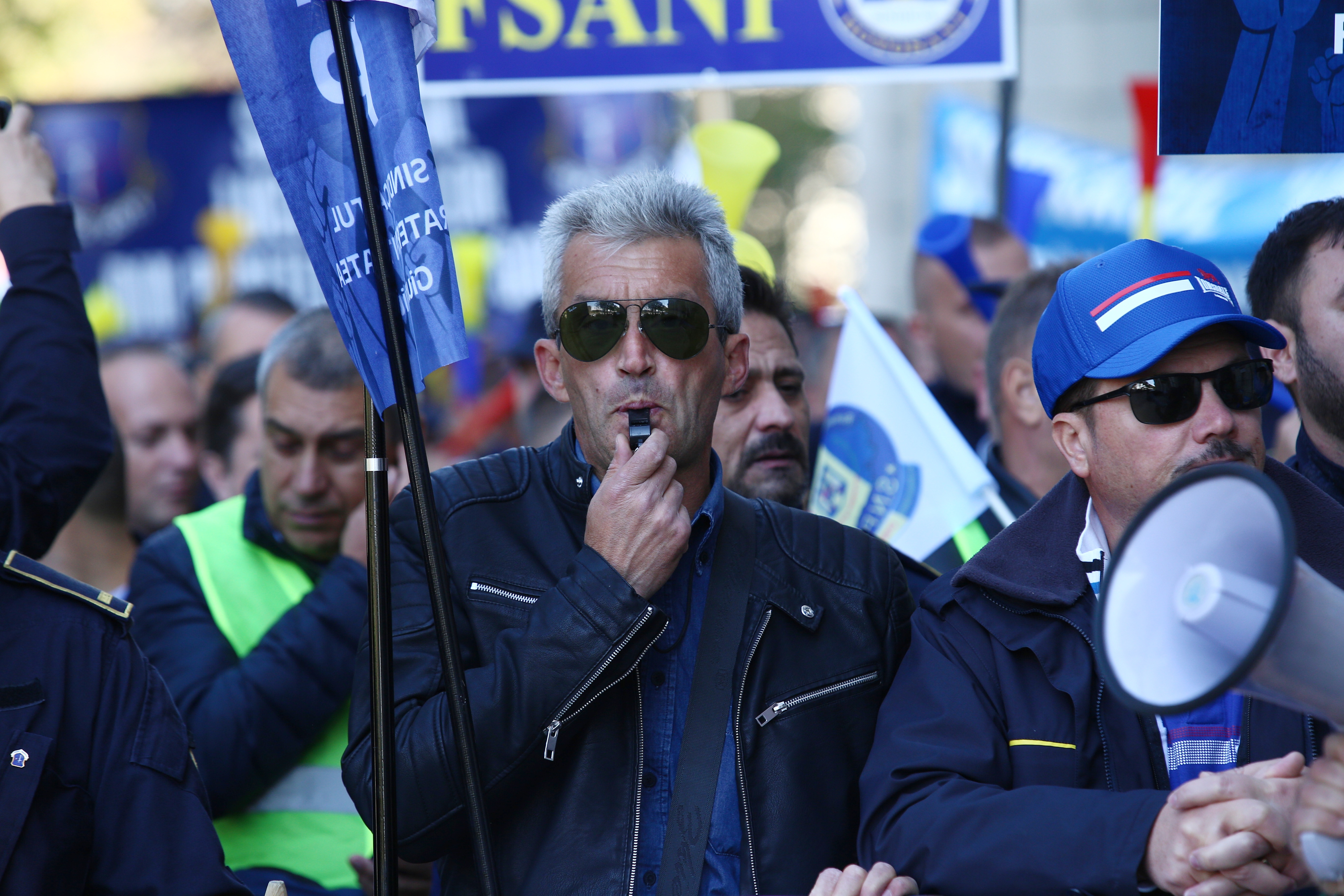 FOTO| Sute de gardieni din penitenciare protestează în fața Ministerului Justiției. Se cere demisia lui Tudorel Toader