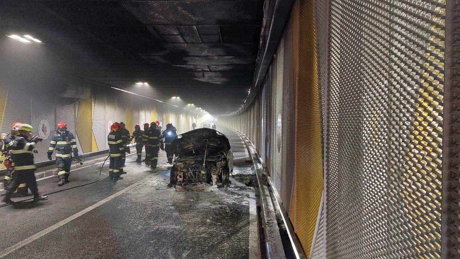 O mașină a luat foc în Pasajul Unirii. Toți oamenii au fost evacuați. VIDEO