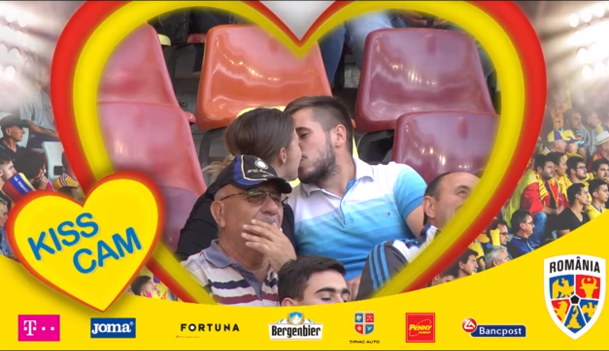 Un suporter din Arad și-a cerut iubita de soție la meciul România - Serbia. Cum a făcut ”blatul” cu FRF | VIDEO