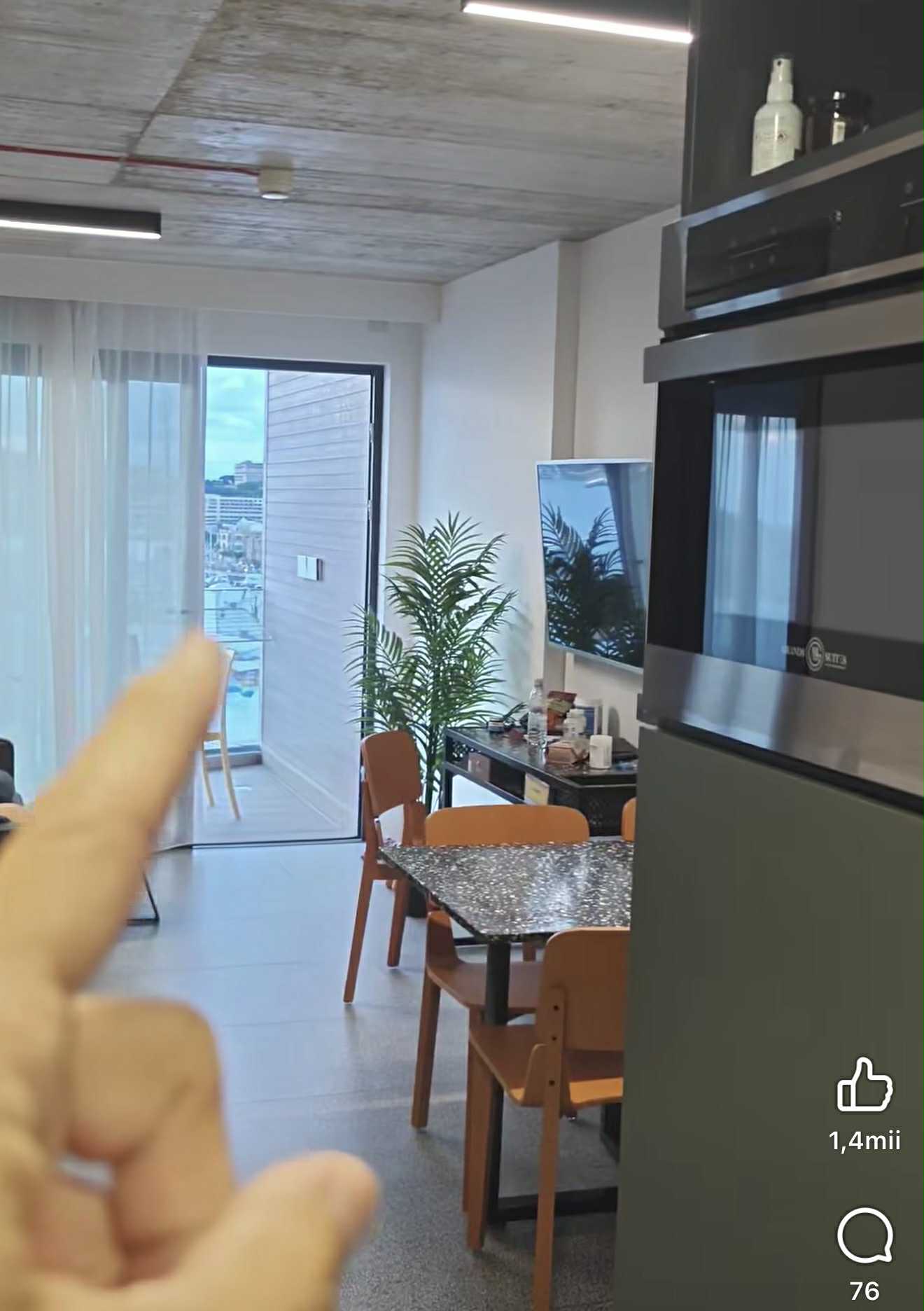 Imagini din apartamentul în care e cazat Dani Oțil la Power Couple, sezonul 3. Prezentatorul e de două zile în Malta: „Am și chicinetă”