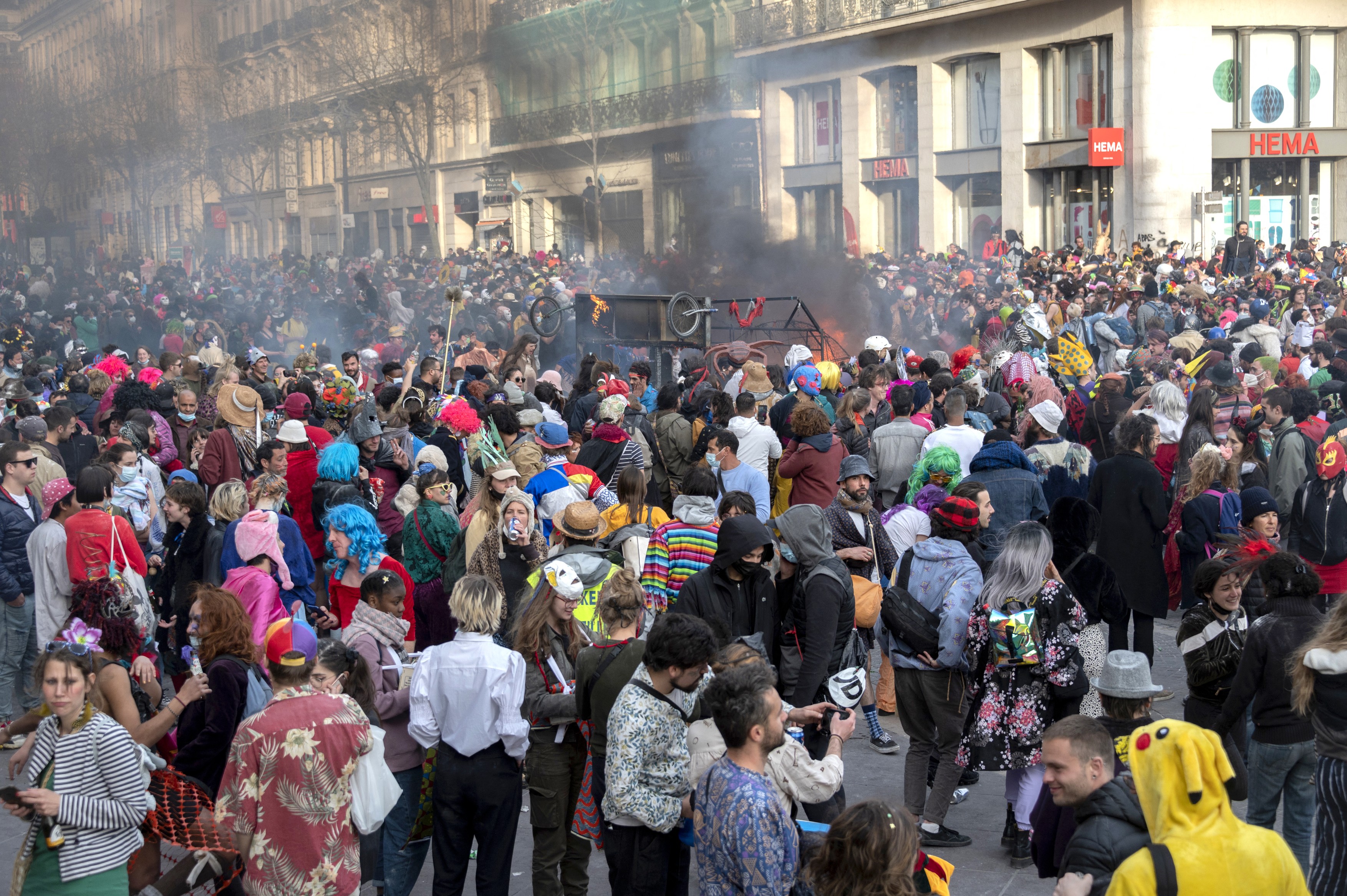 Aproape 6.500 de oameni au sfidat restricțiile anti-COVID pentru a petrece la carnavalul din Marsilia. „Un eveniment lipsit de orice responsabilitate”
