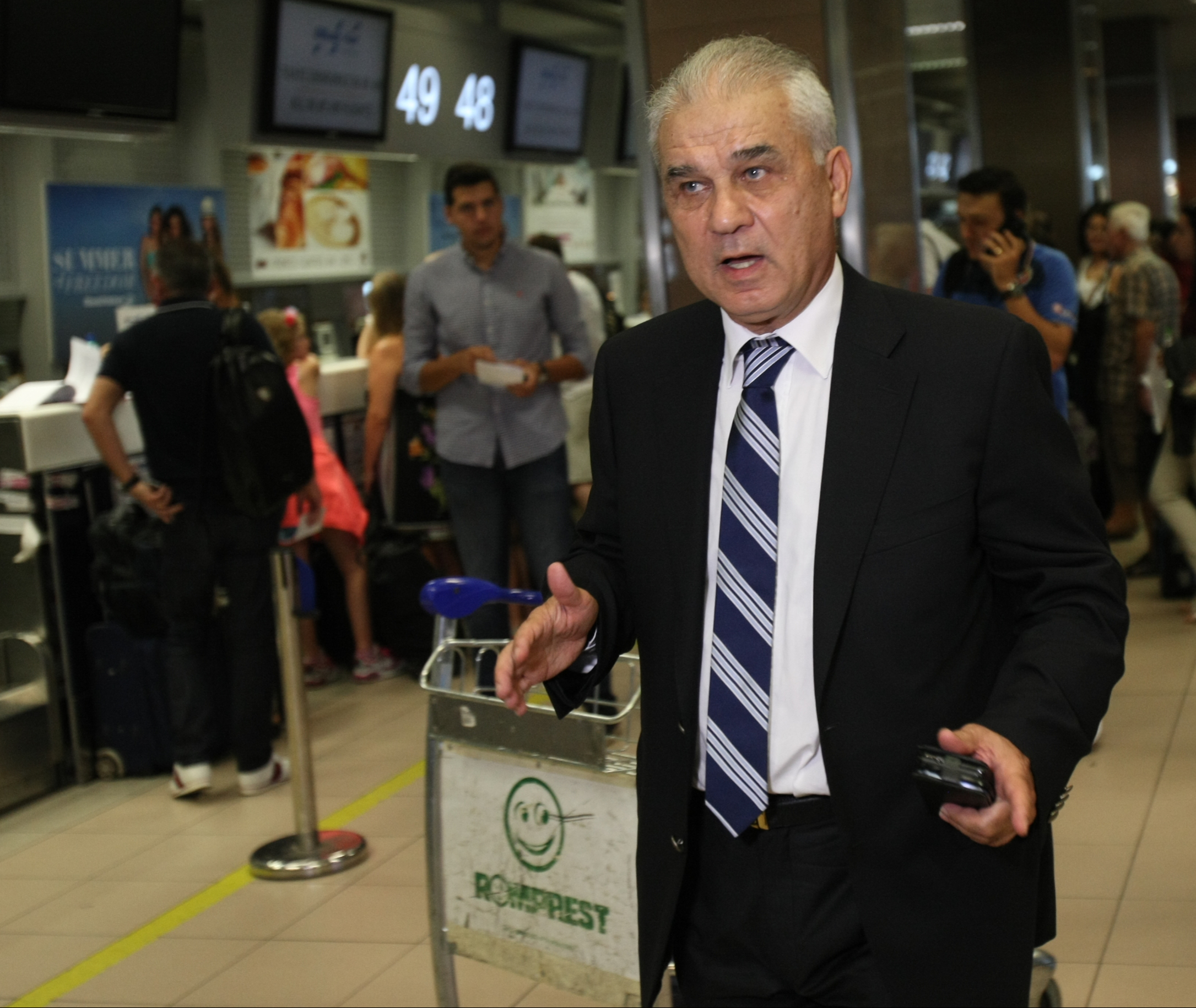 PRELIMINARIILE EURO 2016, UNGARIA - ROMÂNIA (vineri, ora 21.45, TVR 1) / Selecționerul Anghel Iordănescu a renunțat la supersitiții și ^a lăsat femei în avionul care i-a transportat pe tricolori la Budapesta, pentru mare meci cu rivalii istorici / GALERIE FOTO