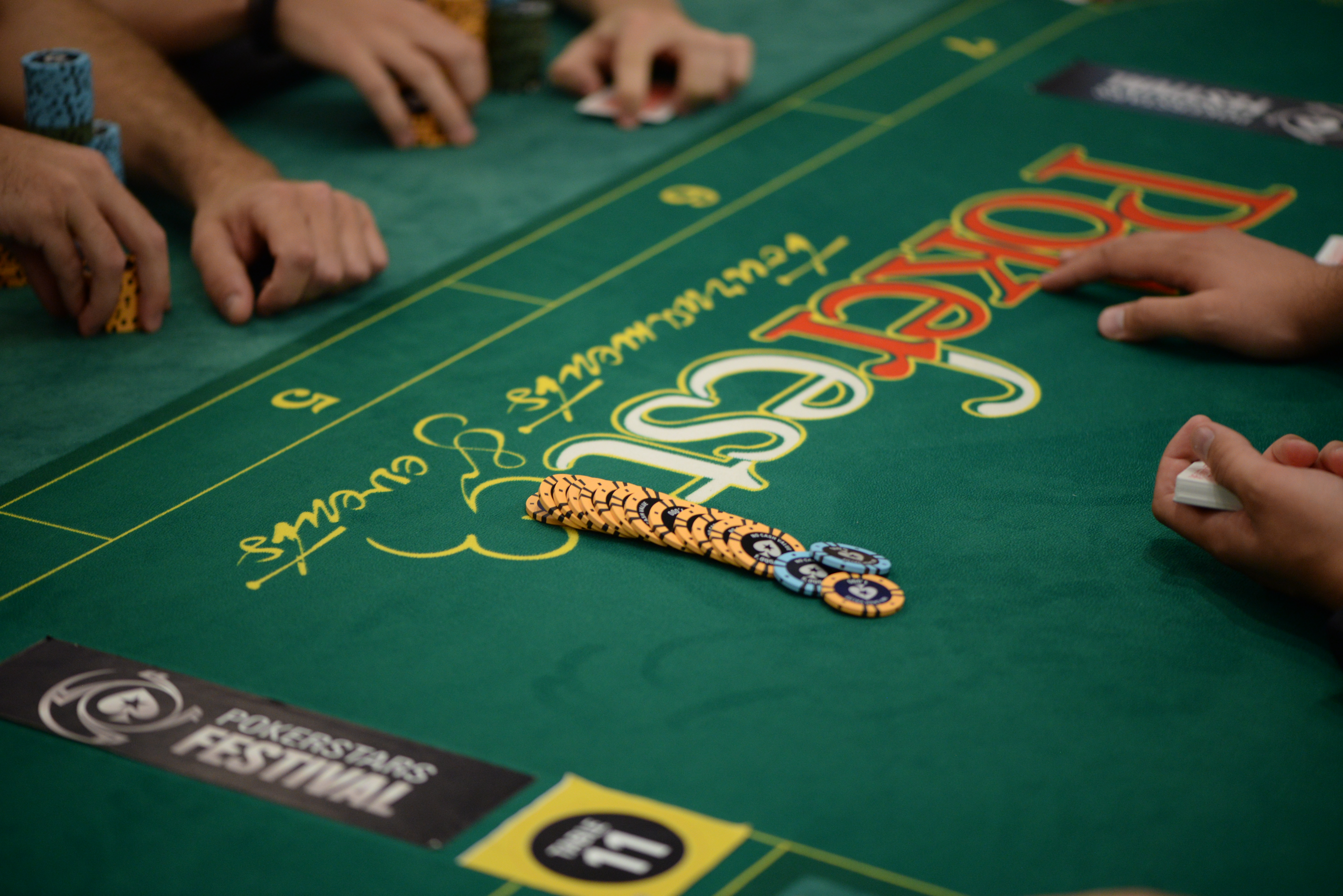 2.000 de români trăiesc din poker. Stau câte 10-12 ore la laptop și produc până la 10.000 de euro pe lună / GALERIE FOTO