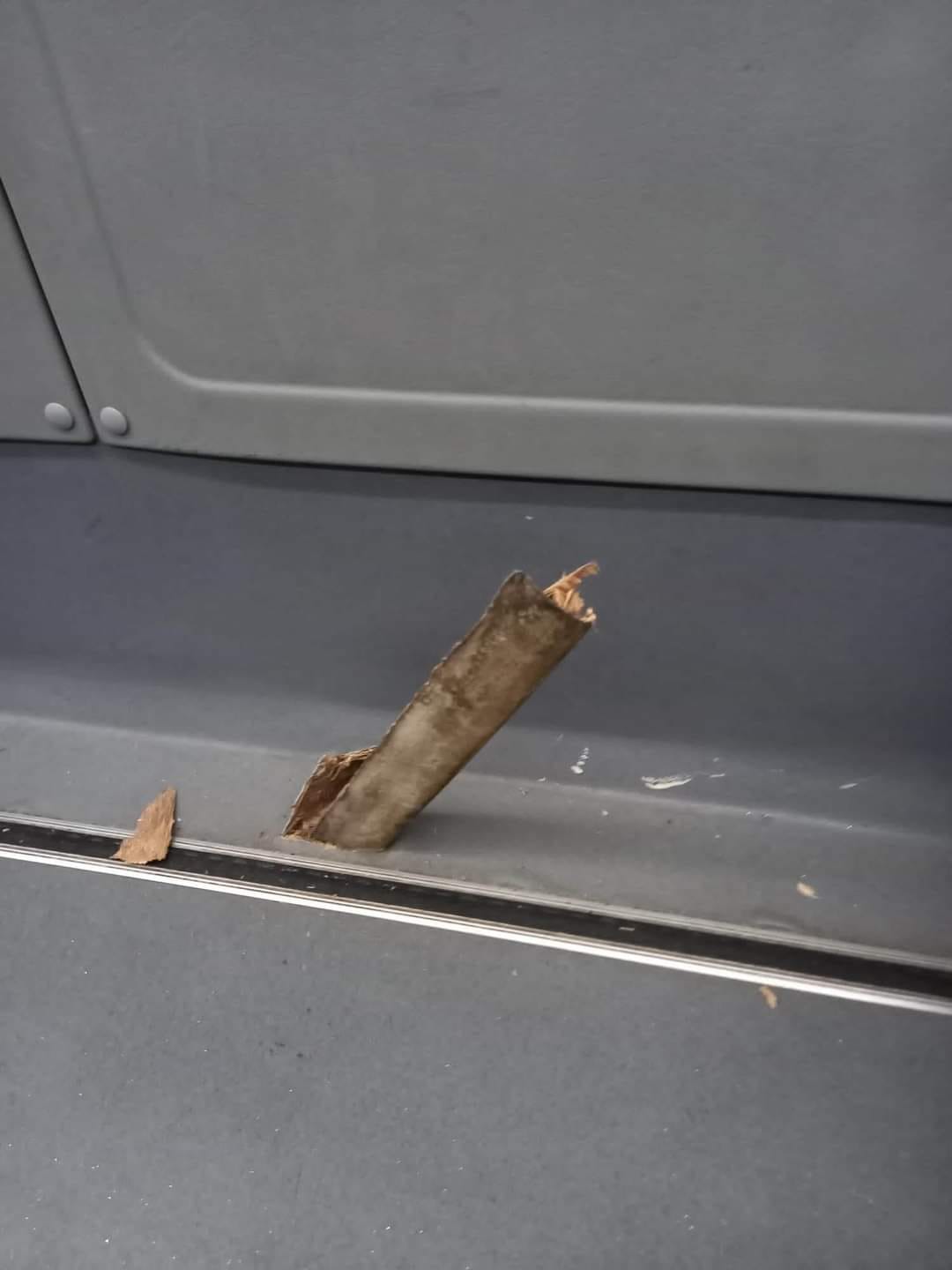 Incident în traficul bucureștean: Un cornier de la o șină de tramvai a străpuns podeaua unui autobuz în mers