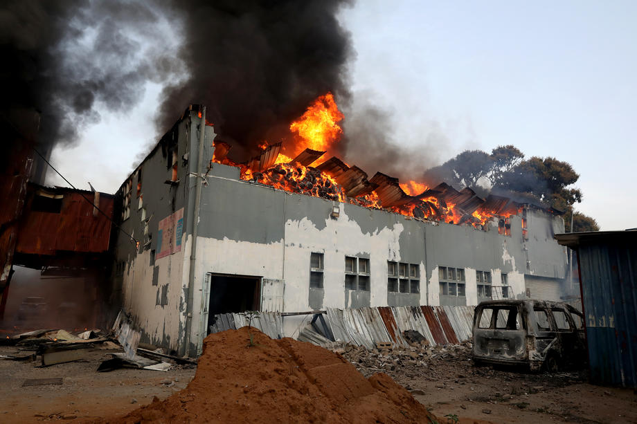 Violențele din Africa de Sud, soldate cu cel puțin 32 de morți. Motivul care a declanșat incendiile și jafurile