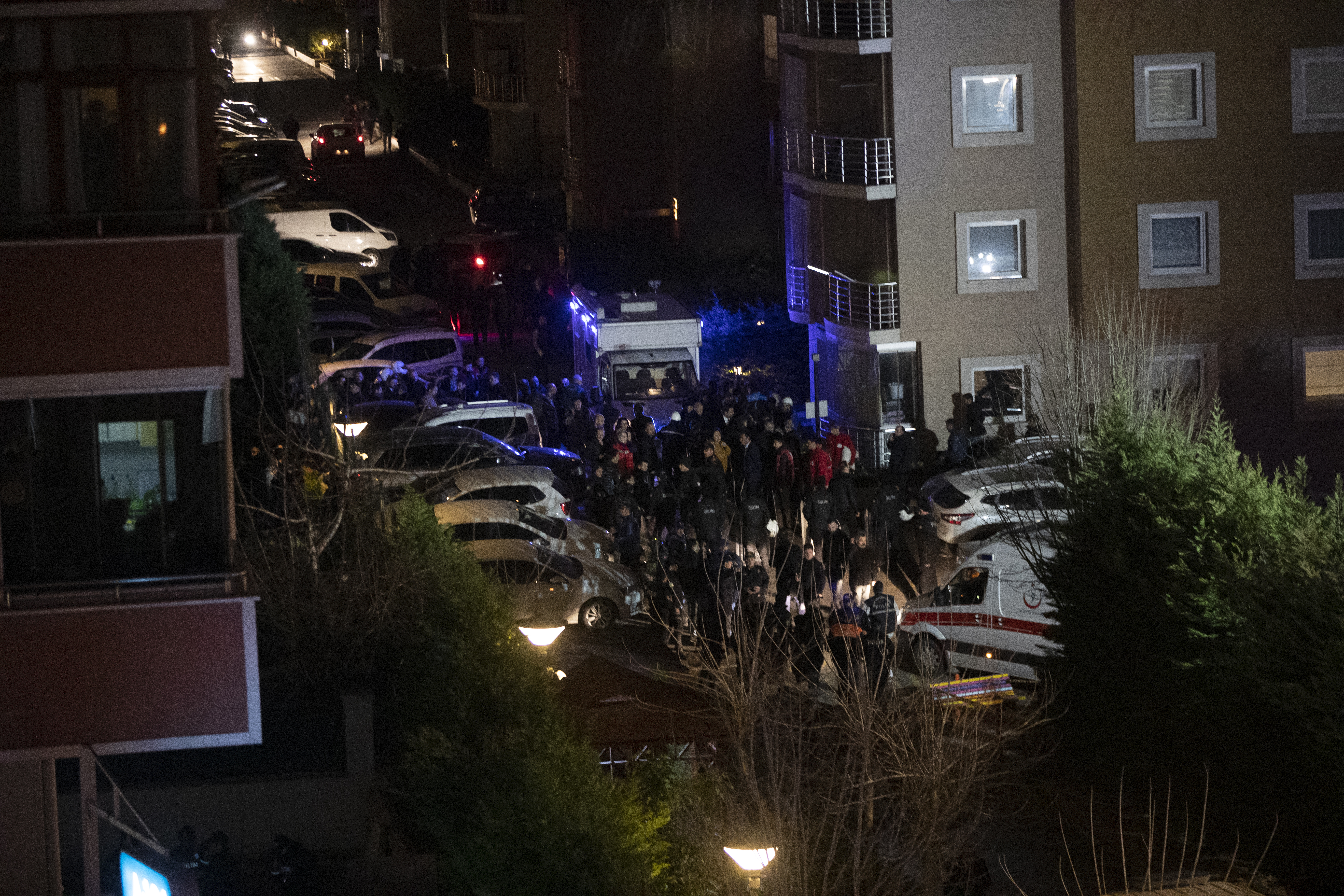 FOTO și VIDEO | Un elicopter s-a prăbuşit într-o zonă rezidenţială din Istanbul. Presa turcă: Patru militari au murit