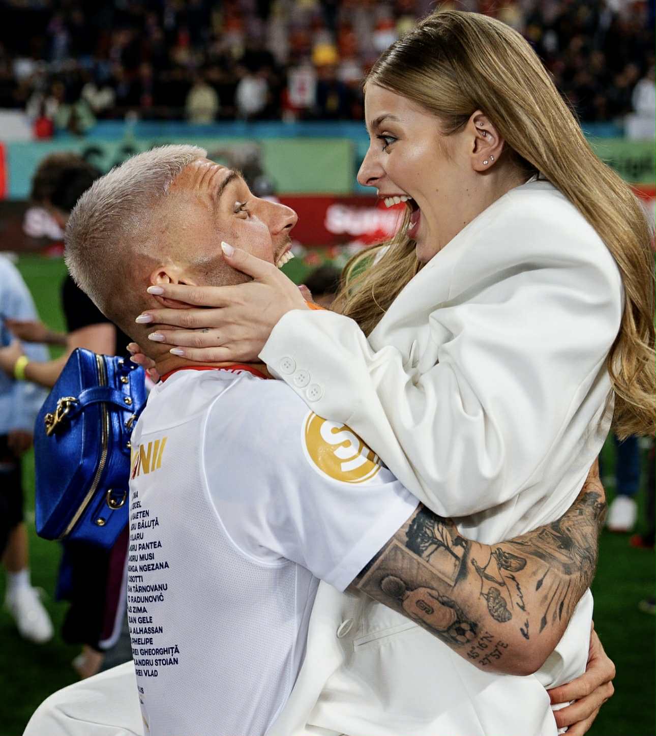 Cum a apărut Antonia Salanta, iubita fotbalistului Daniel Bîrligea, într-o piață din Italia. Îmbrăcată într-o rochie decoltată, imediat a atras atenția