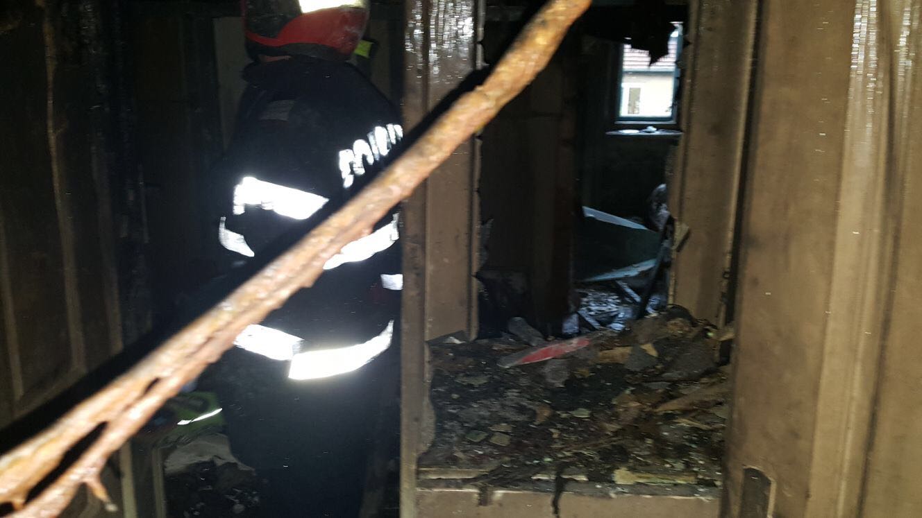 UPDATE: Un bărbat din Timișoara a incendiat casa fostei soții în timp ce femeia era la cumpărături. Bărbatul a fost reținut