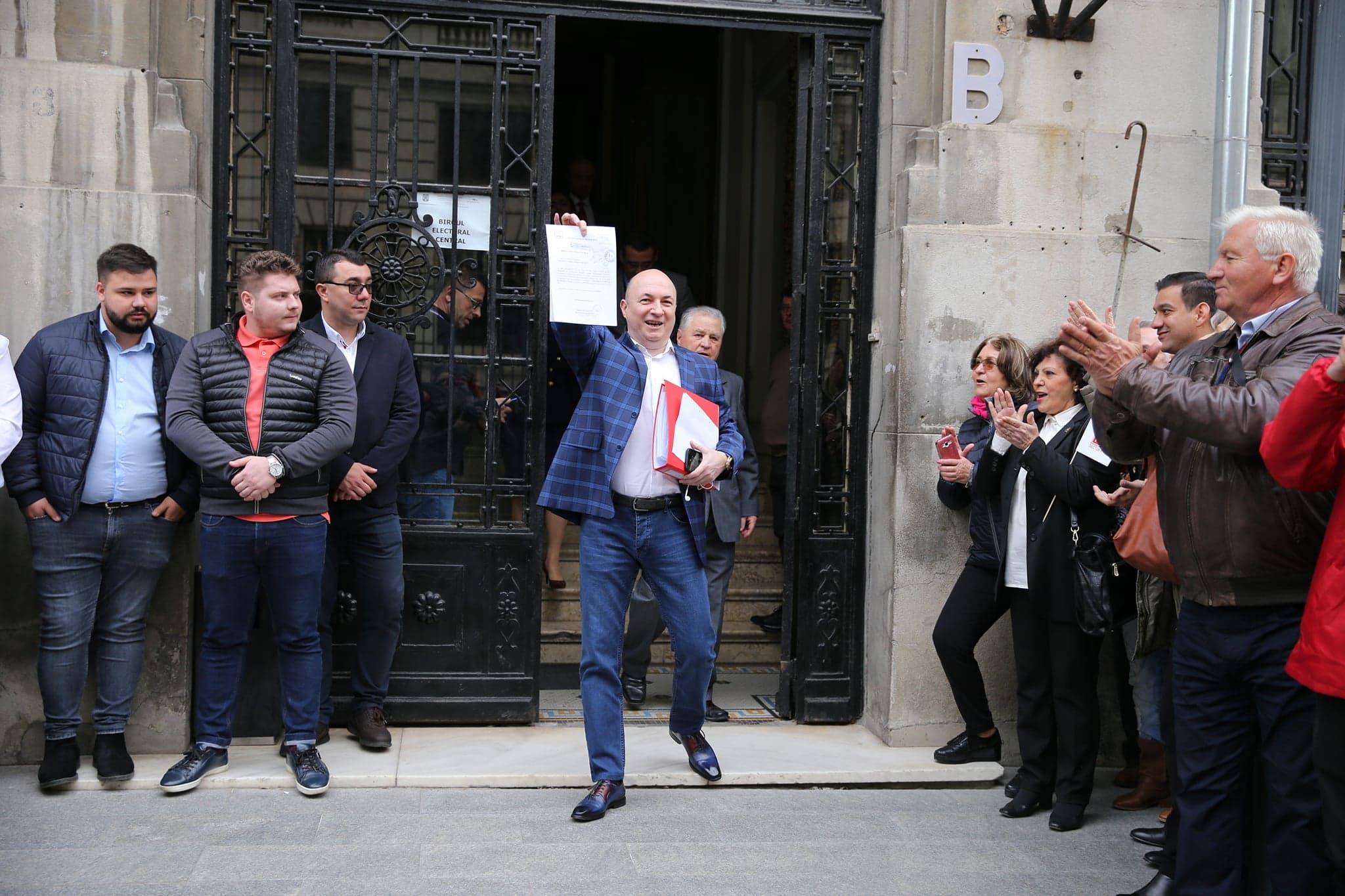PSD a depus peste un milion de semnături la BEC şi anunţă începerea campaniei electorale. Pensionarii din partid au venit să îşi susţină candidaţii / FOTO&VIDEO