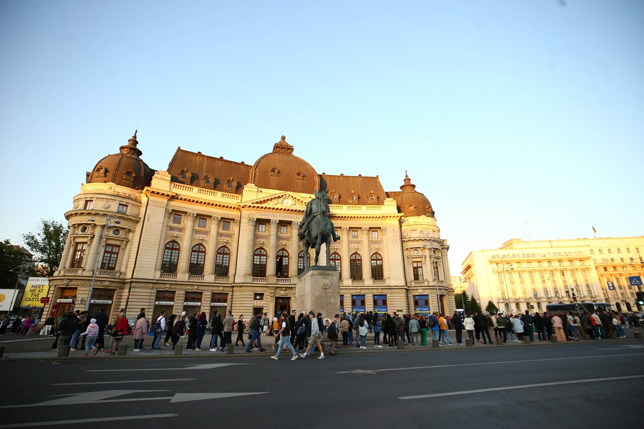 Noaptea Muzeelor 2023. Cozi de sute de metri la cele mai importante obiective culturale din București. FOTO