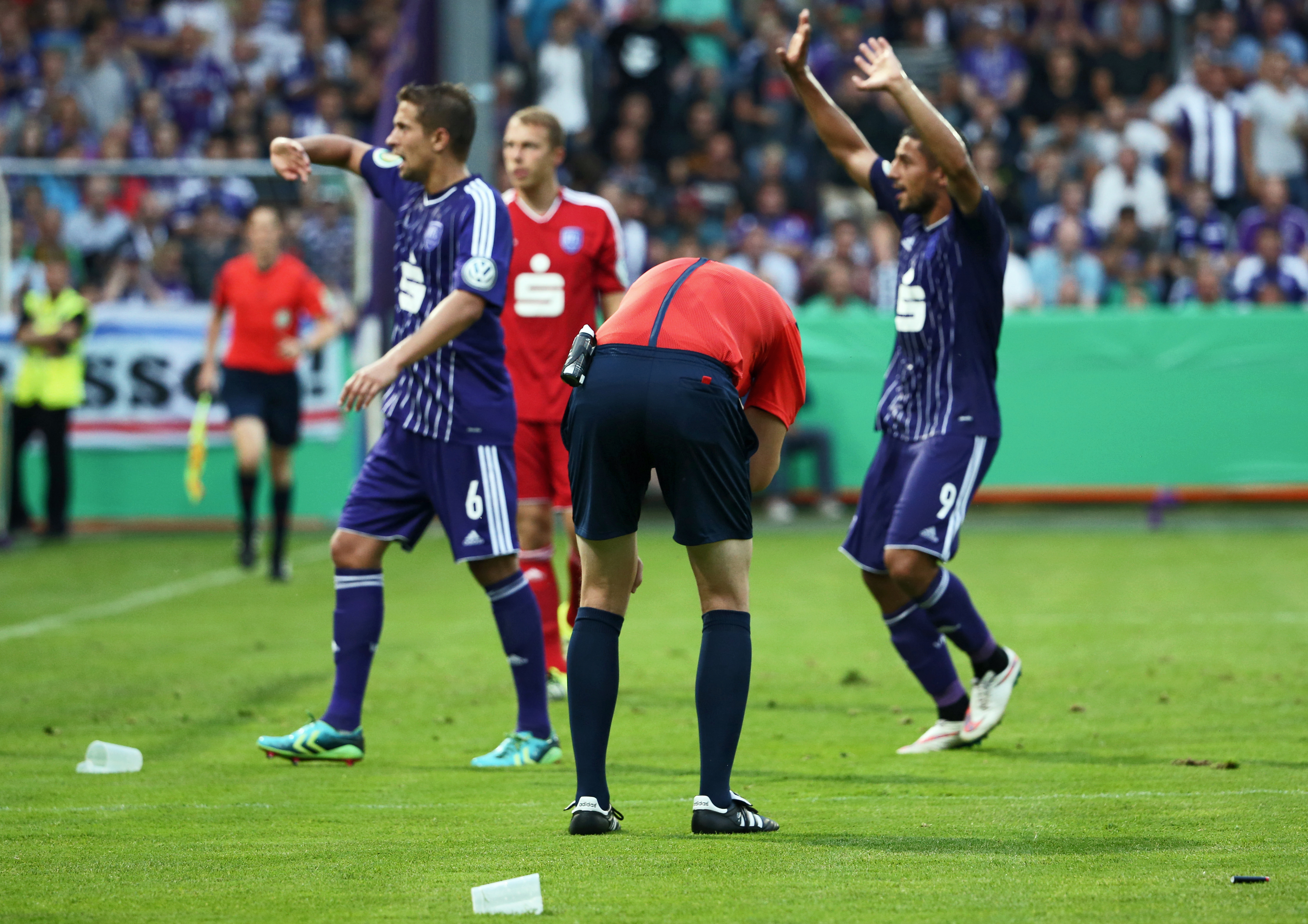 Cazul ”Bricheta” revine: un meci din Cupa Germaniei, abandonat, după ce un obiect aruncat din peluză l-a lovit în cap pe arbitru! ^Spre deosebire de steliști, RB Leipzig cere rejucarea partidei de la Osnabruck / VIDEO