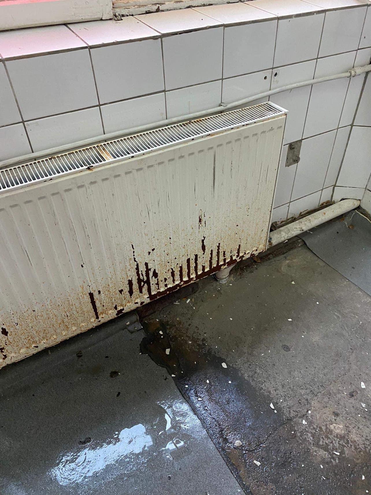 Problemele de la Academia de Poliție au fost reclamate de mai multe ori. În primăvară, un fost student arăta viermi în mâncare, mucegai și toalete ruginite: „Au verificat telefoanele să vadă cine a trimis imaginile”