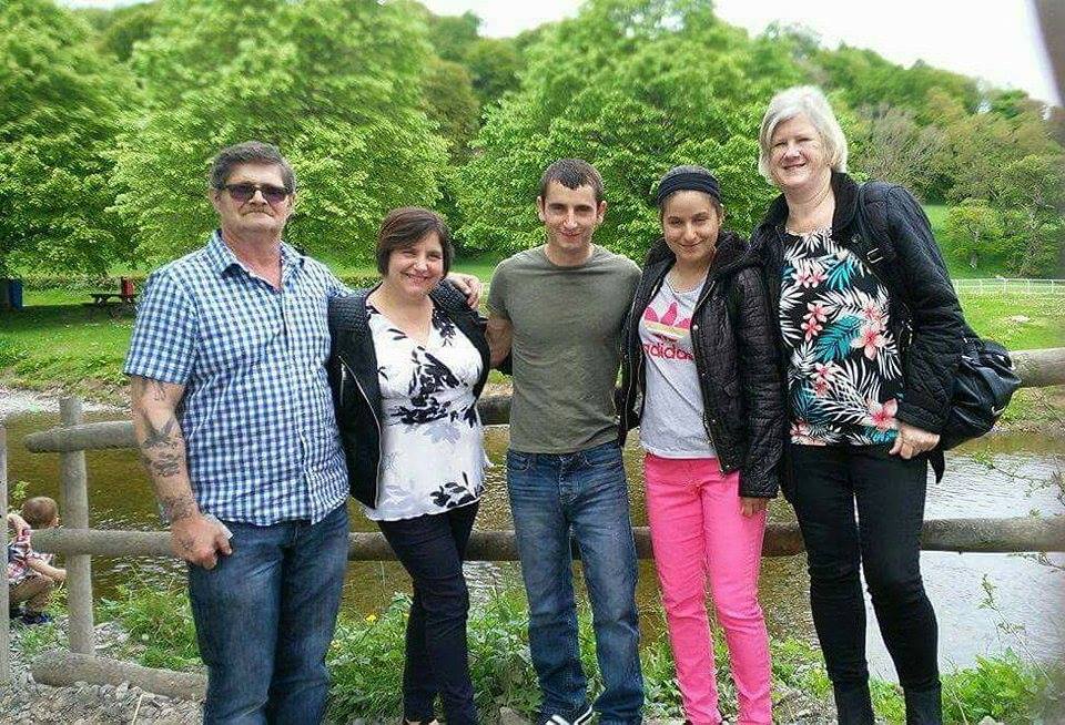 REPORTAJ: De la gustul amar al sărăciei și pierderea fraților la bucuria pentru zâmbetele copiilor pe care îi ajută
