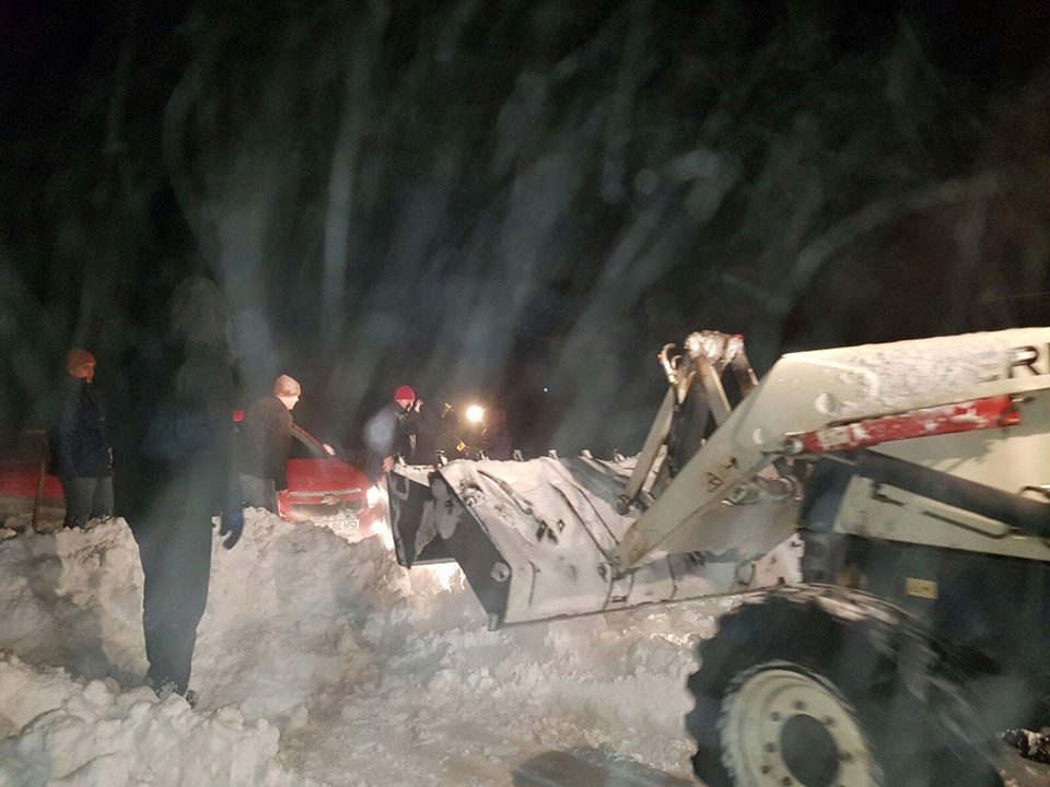 O ambulanță cu pacient a rămas blocată în zăpadă în Constanța. Se circulă în condiții de iarnă pe toate drumurile județene
