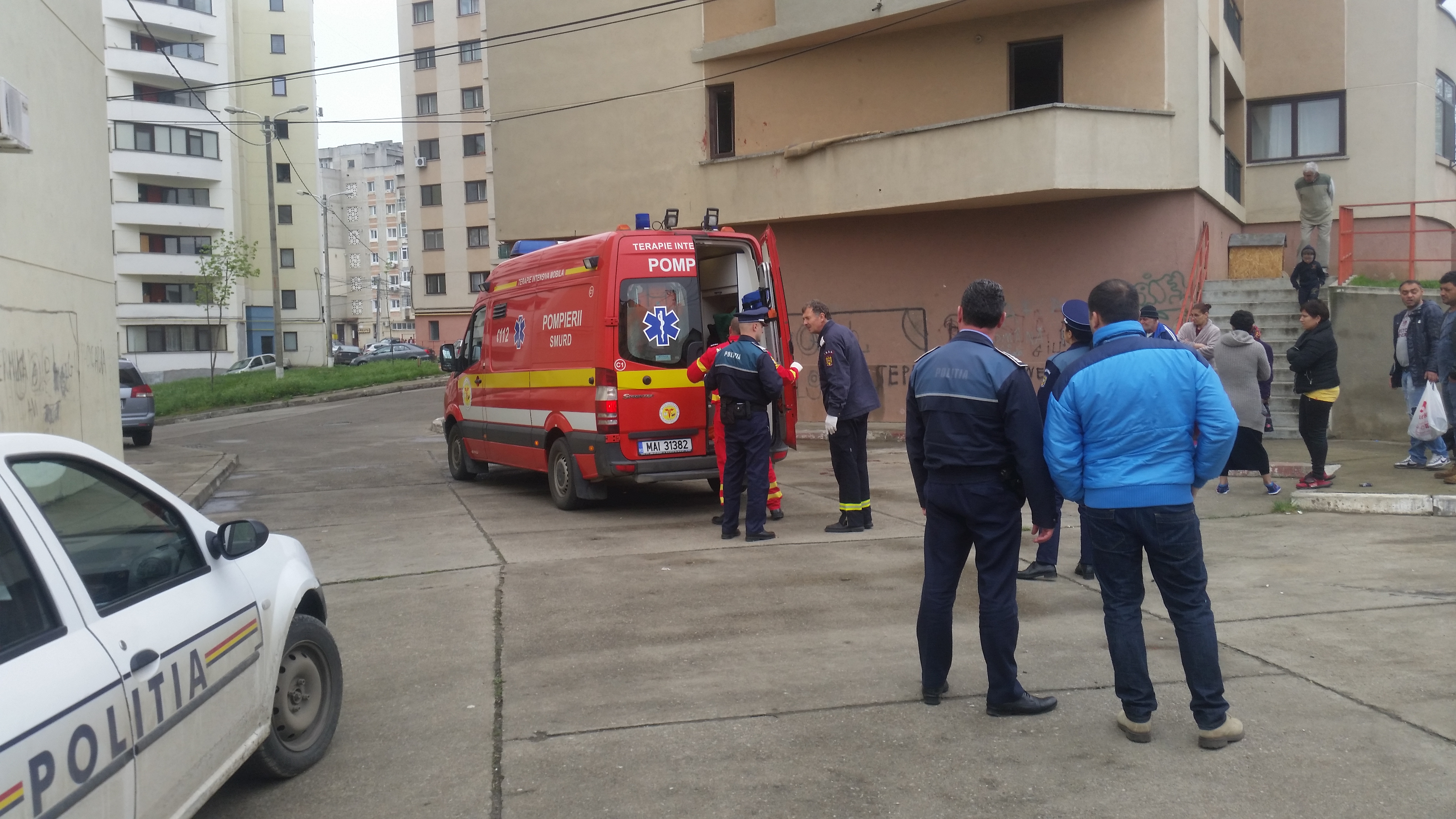 IMAGINI ȘOCANTE | S-a drogat și apoi s-a aruncat pe geam