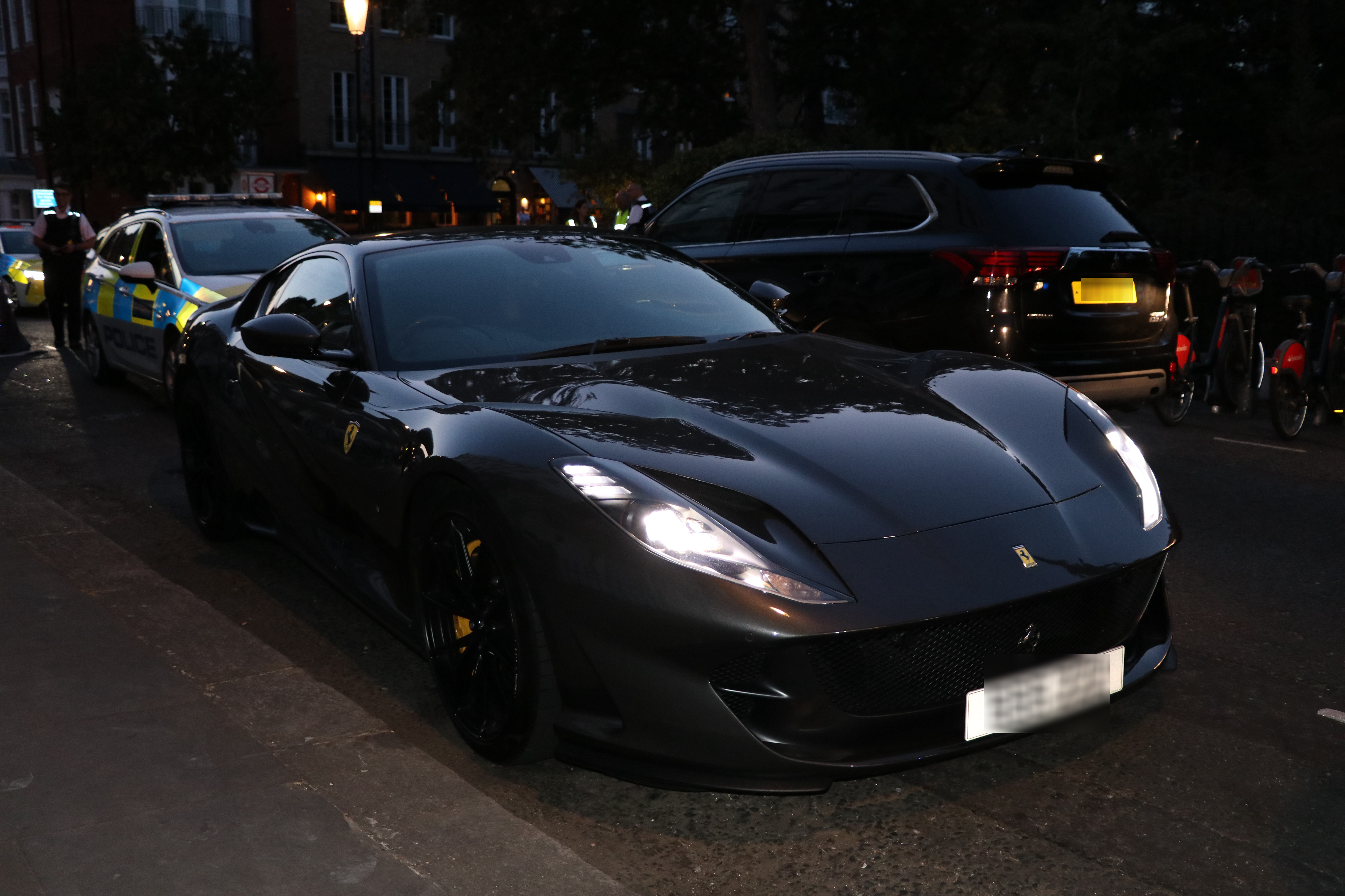 Un polițist a condus un Ferrari extrem de rar, confiscat în trafic, și a fost în culmea fericirii: „Cea mai bună zi din cariera lui”