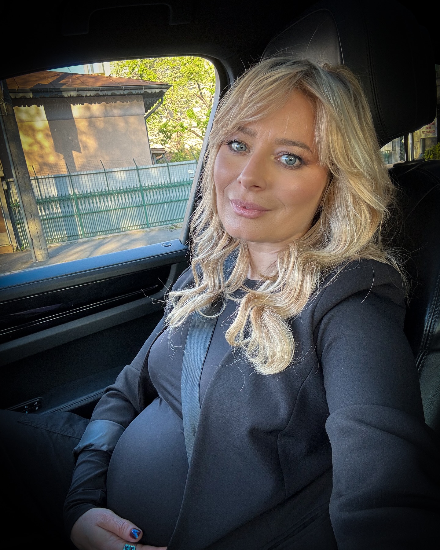 Laura Cosoi a atras toate privirile cu o rochie care a costat 50 de lei: „Am prins-o la reducere”. Actrița e însărcinată în 8 luni