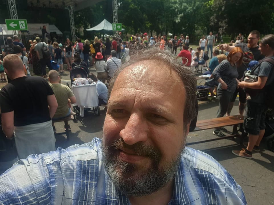 Itt a rendőrség közleménye a polgármesterjelöltről, aki vascsővel verte össze a XV. kerület alpolgármesterét