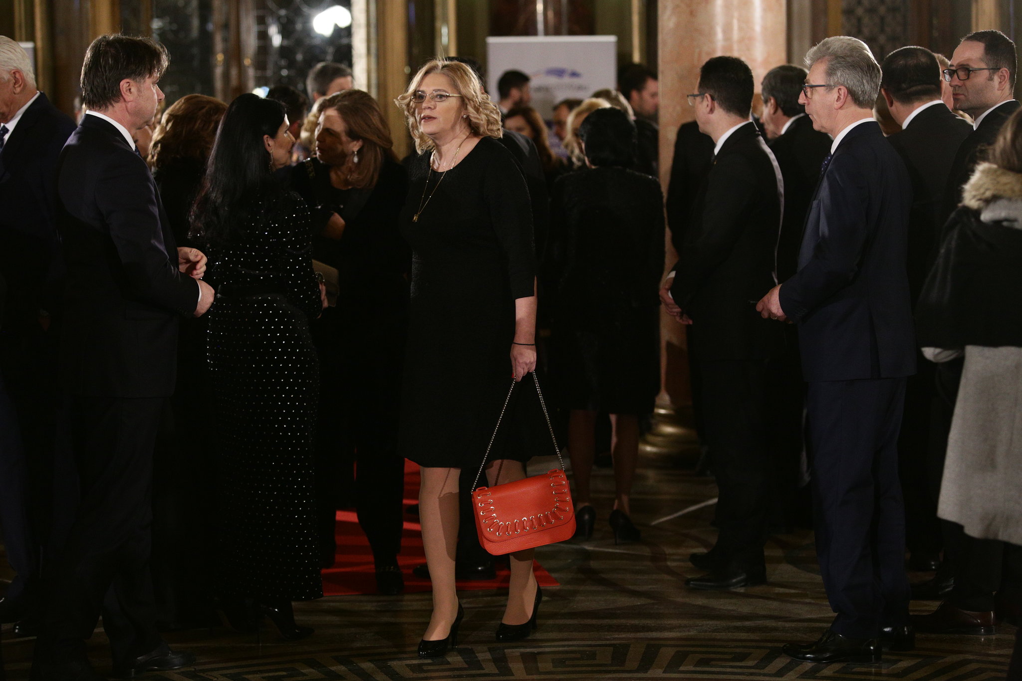 Ce nu s-a văzut la ceremonia preluării Președinției Consiliului UE: brambureală la primirea invitaţilor, aglomeraţie în sală, adversarii politici prietenoși - FOTO